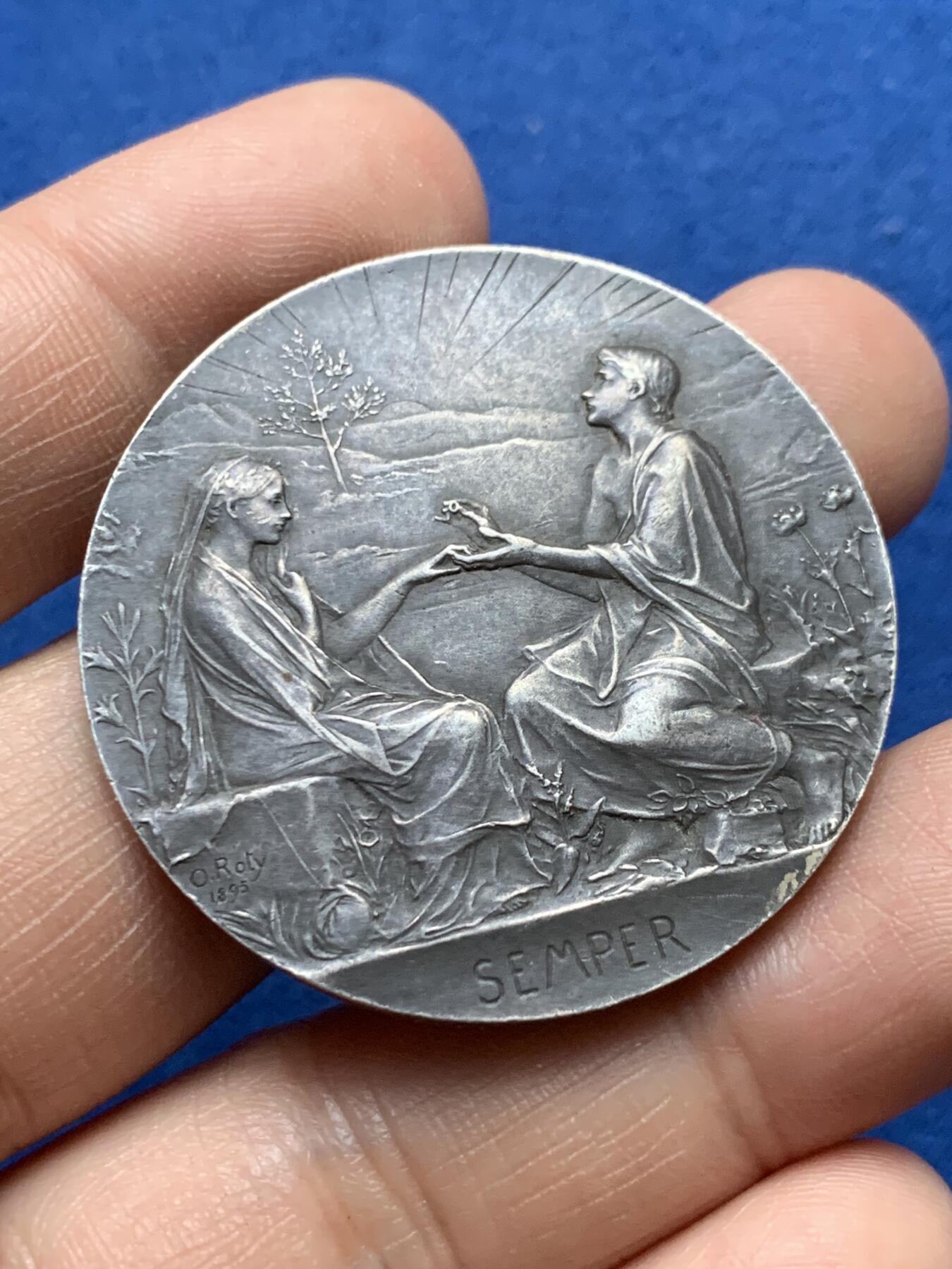 《竞宝斋》第375场 周日，周一，周二 3场连拍 （全场包邮） 法国O.Roty 婚姻与爱情纪念银章，32.18g，41.5mm，丰饶角边铭，背面6点方向有轻磕