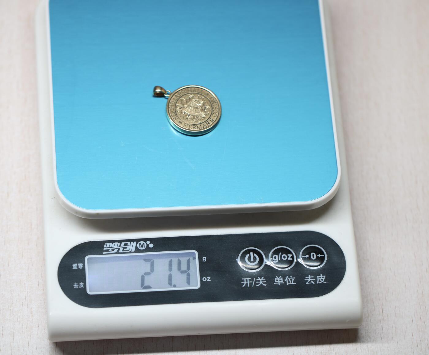 大猫徽章拍卖第269期 珍爱和平 德国第三帝国 帝国元帅赫尔曼戈林为其女儿订制的金质纪念章（后期吊坠黄金包边）正面为戈林的姓名及其家族徽记（拿铁环的铁手） 背面为 戈林女儿姓名 埃达·戈林 1938年6月2日