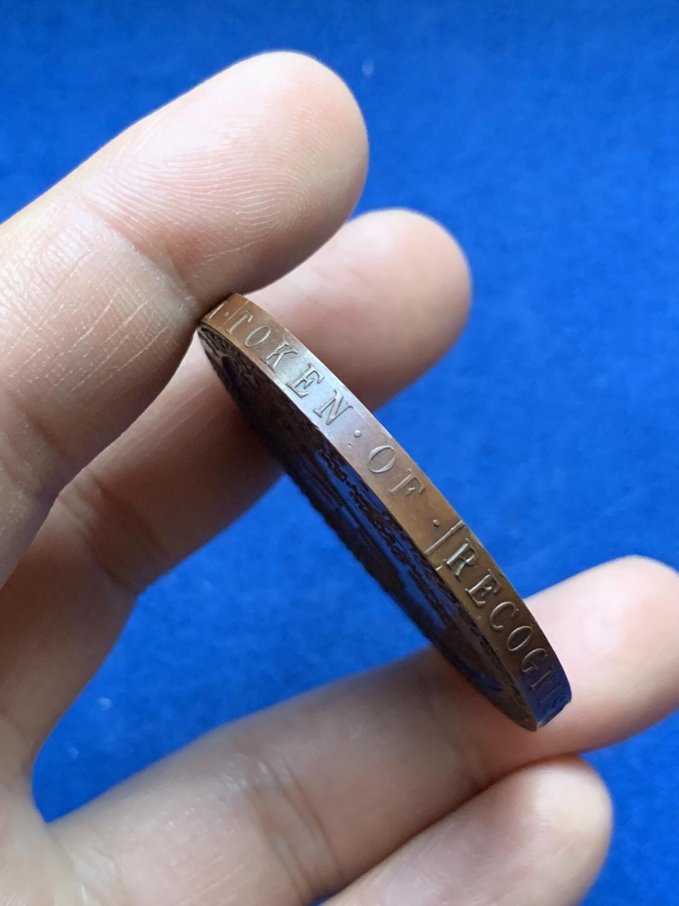 《竞宝斋》第375场 周日，周一，周二 3场连拍 （全场包邮） 英国1893年约克郡哈利法克斯技术学校铜章，极少见的侧面阳刻，45.75g，44.8mm