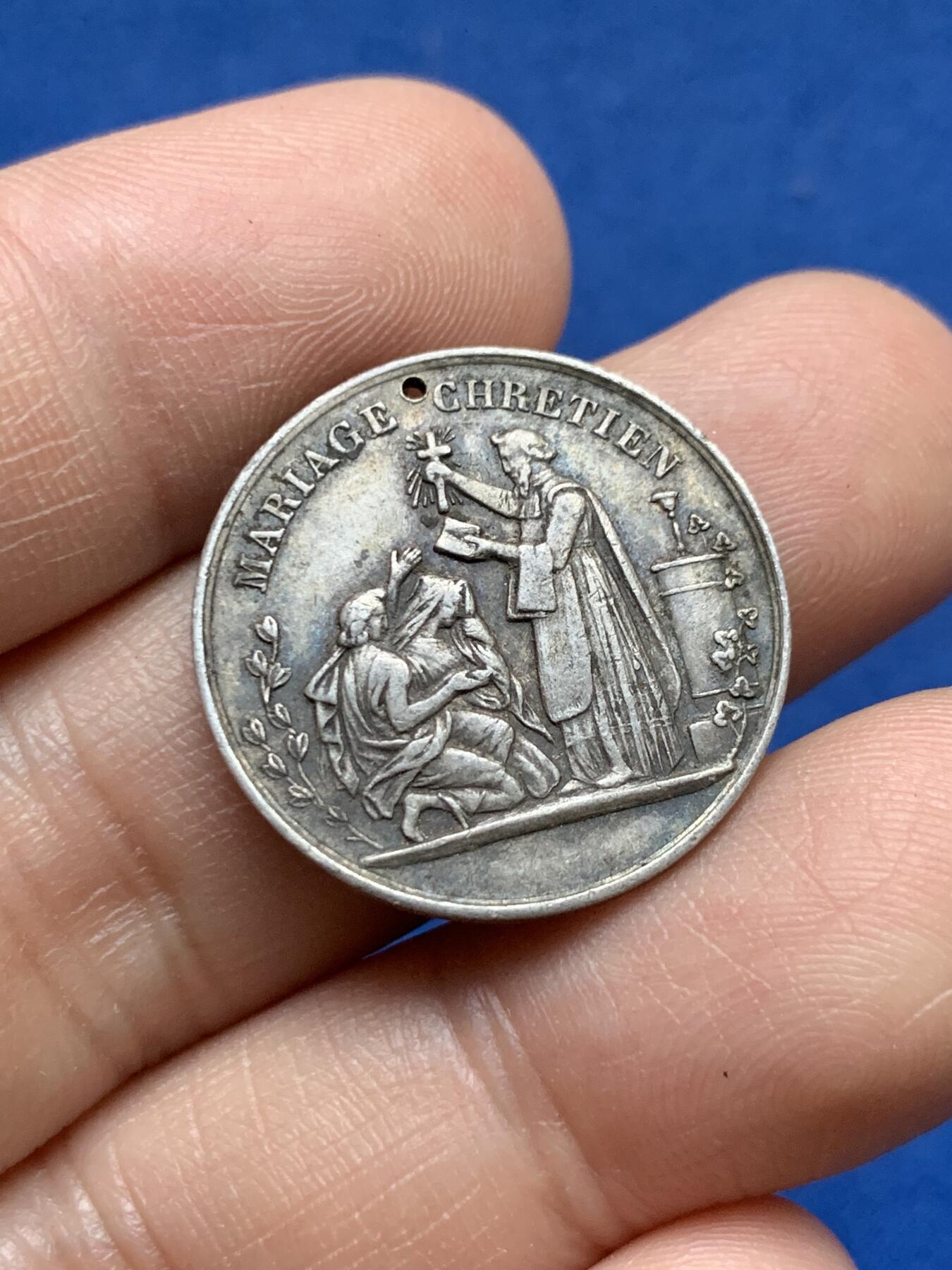 《竞宝斋》第375场 周日，周一，周二 3场连拍 （全场包邮） 法国婚姻与爱情纪念银章，4.7g，23.8mm，蜜蜂边铭，打孔