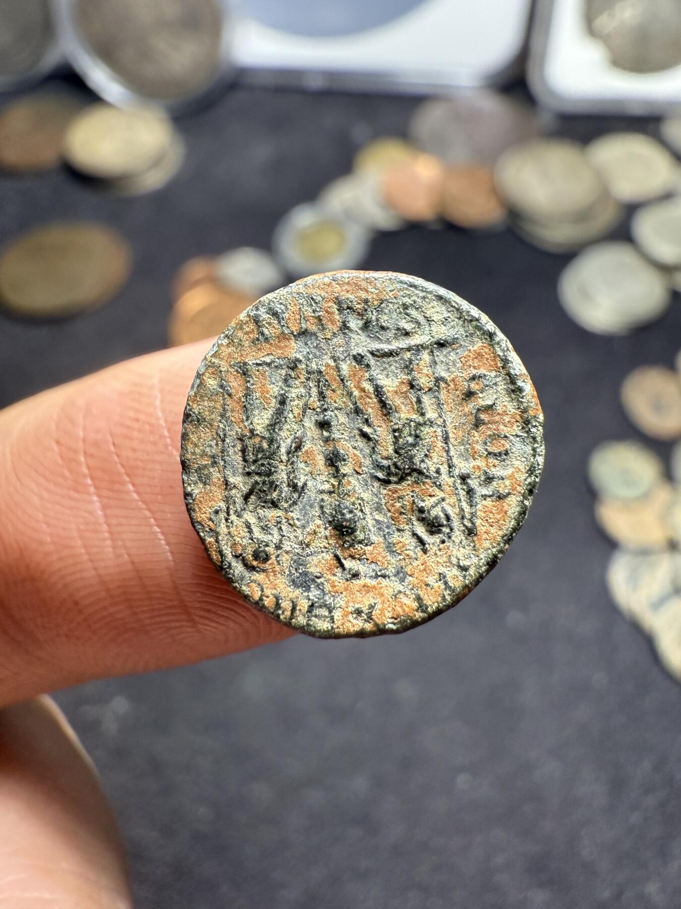 南宋泉阁俄币 外币 国币 专场第九期【送拍无额外佣金】 古罗马 公元337-340年 君士坦丁二世小铜币 士兵守护军旗 背逆 个头偏小但是头像打制清晰细节还不错 好品