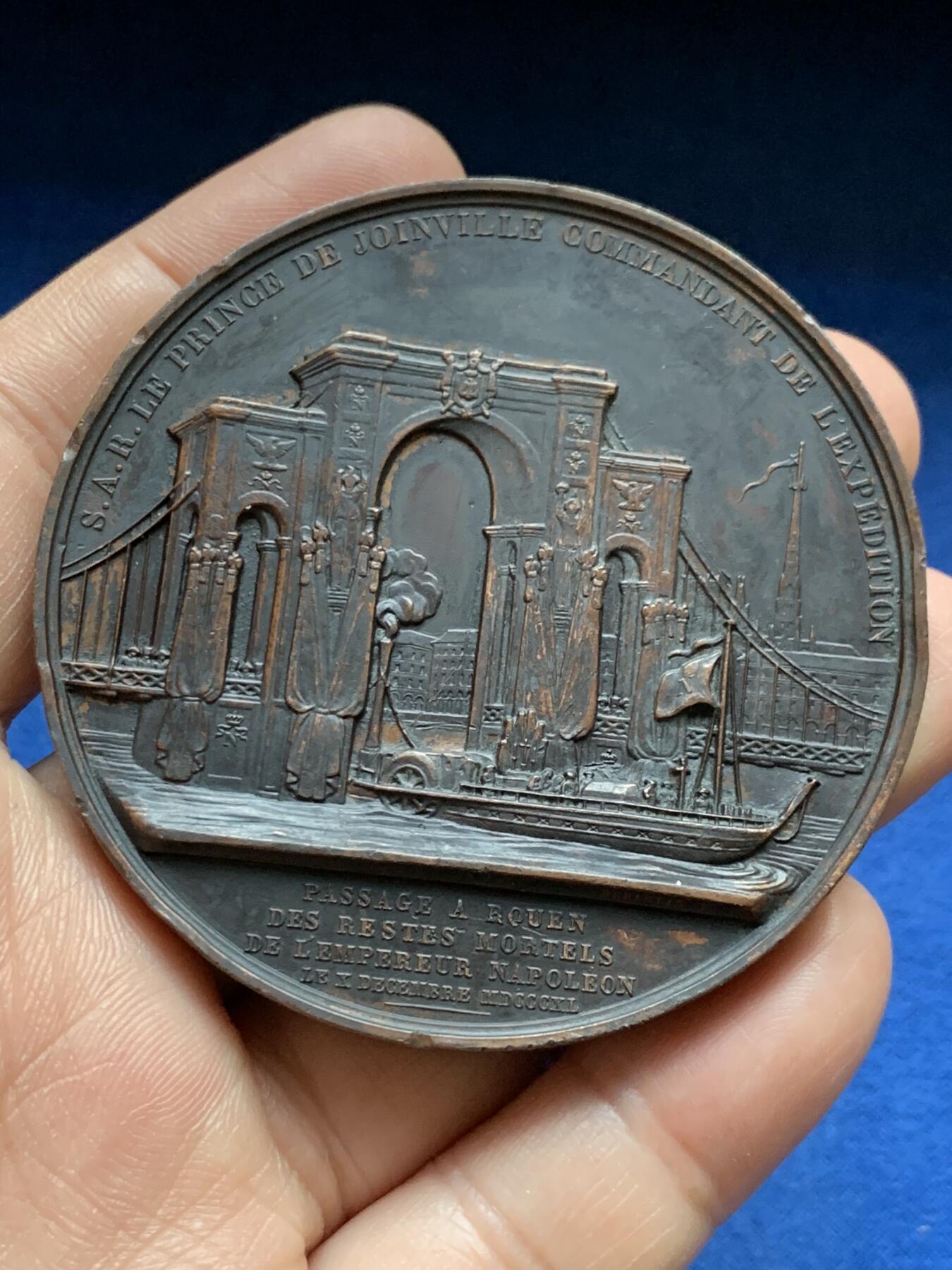 《竞宝斋》第375场 周日，周一，周二 3场连拍 （全场包邮） 法国1840年12月10号迎回拿破仑灵柩经过鲁昂纪念铜章，141.2g，63.2mm，1842-1845船首边铭，有轻磕