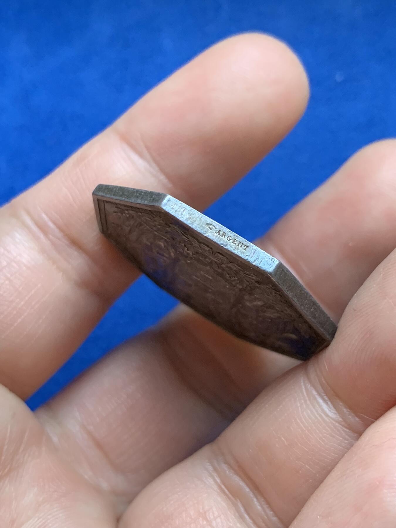 《竞宝斋》第375场 周日，周一，周二 3场连拍 （全场包邮） 法国经济互助人寿保险公司八角银质代币，18.7g，33.3mm，手指边铭