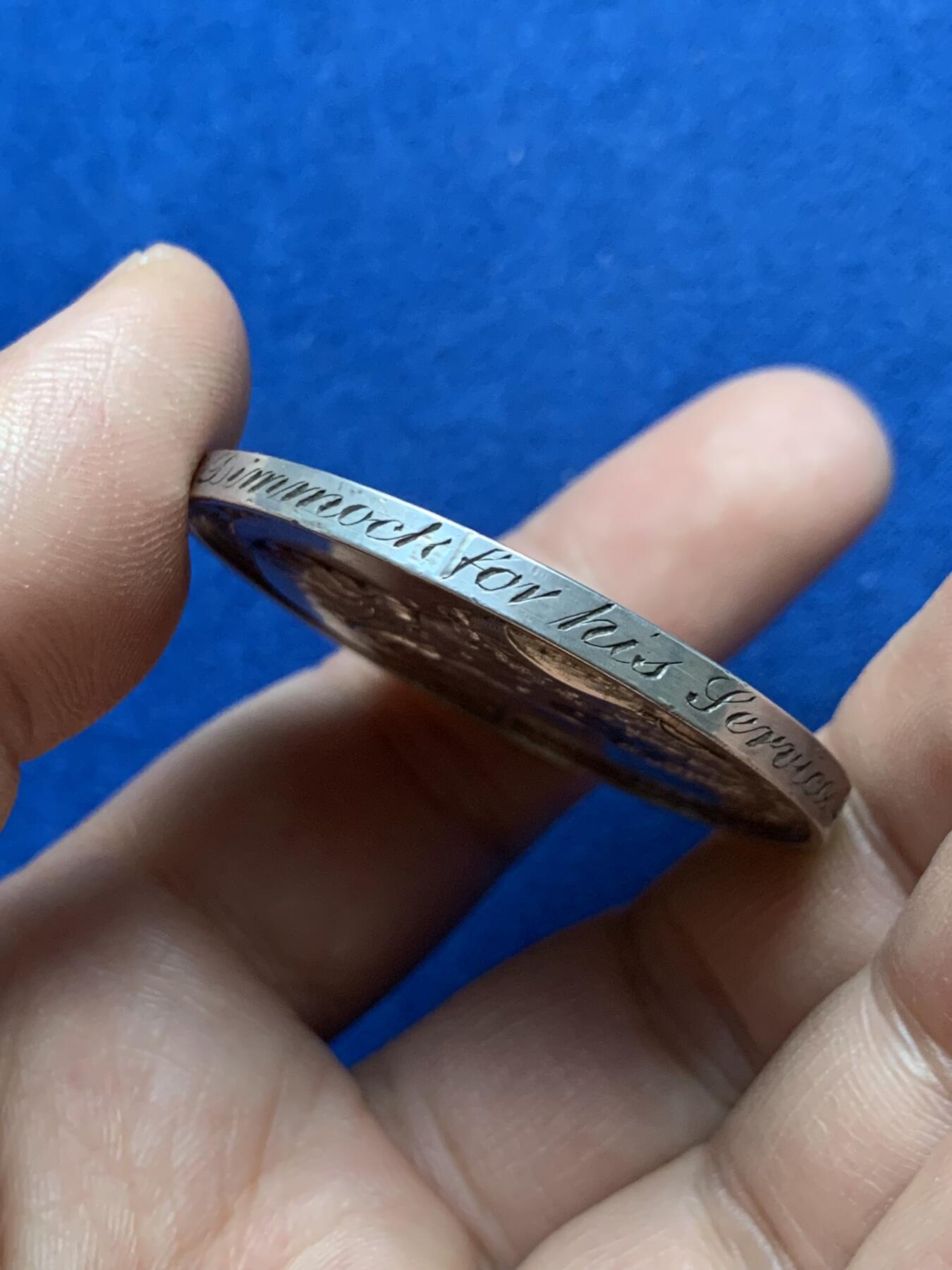 《竞宝斋》第375场 周日，周一，周二 3场连拍 （全场包邮） 英国1835年剑桥大学校长银章，侧面刻了精美的鸡肠文，40.37g，44.2mm