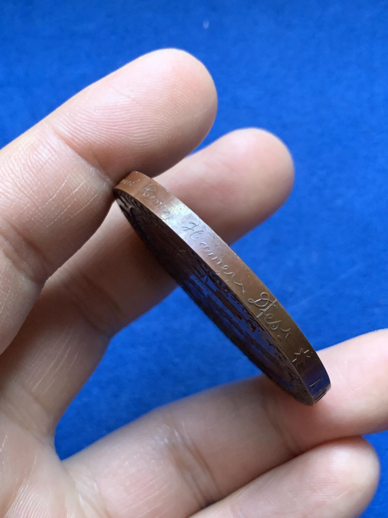 《竞宝斋》第375场 周日，周一，周二 3场连拍 （全场包邮） 英国1893年约克郡哈利法克斯技术学校铜章，极少见的侧面阳刻，45.75g，44.8mm