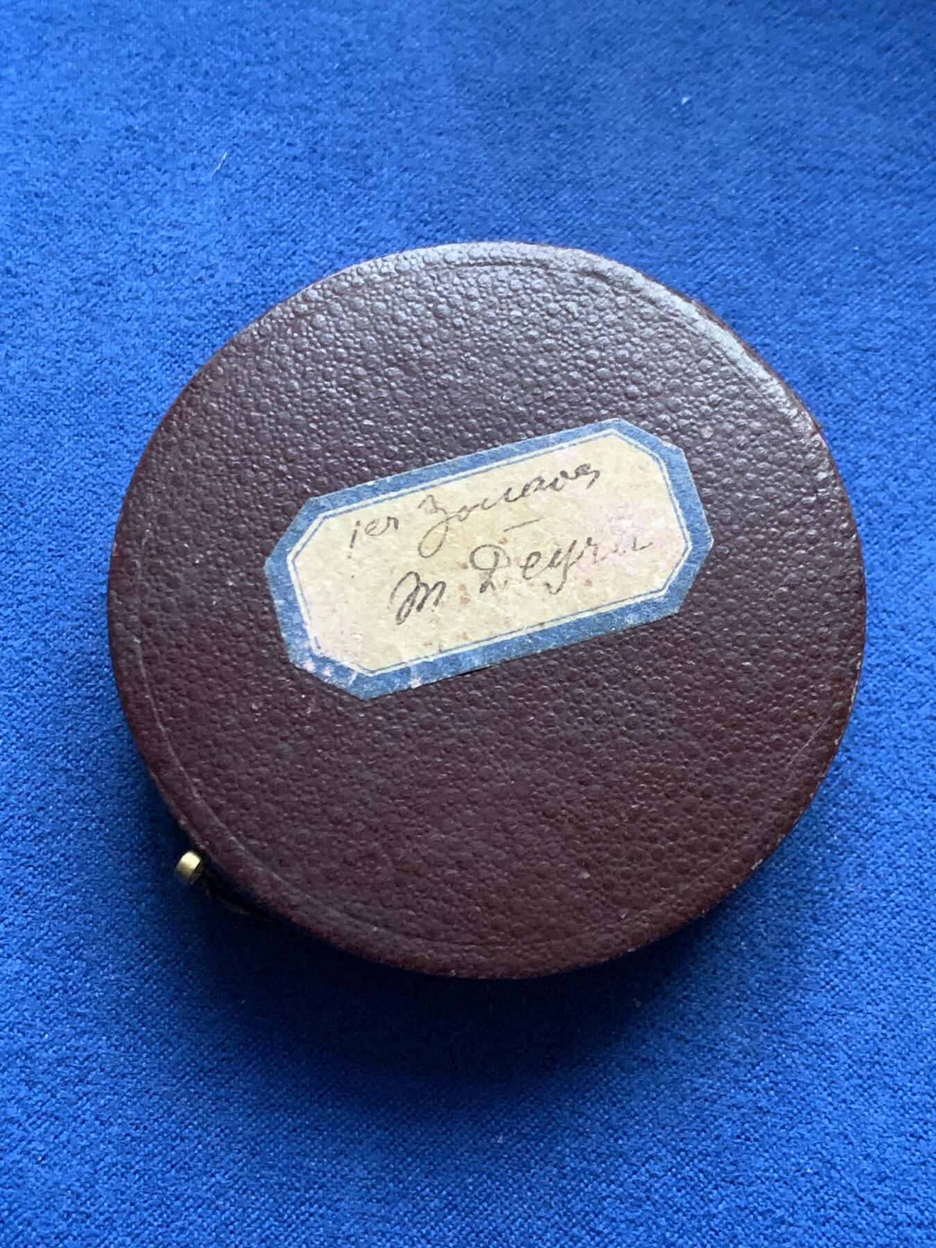 《竞宝斋》第375场 周日，周一，周二 3场连拍 （全场包邮） 法国战争部长颁发射击银章 丰饶角1银 带盒 65.1g 49.9mm