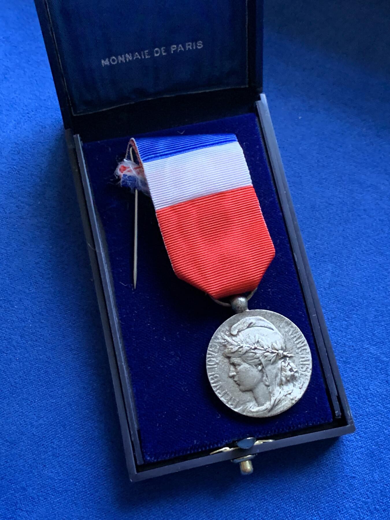 《竞宝斋》第375场 周日，周一，周二 3场连拍 （全场包邮） 法国劳工部奖章 带盒 总重约11.9克