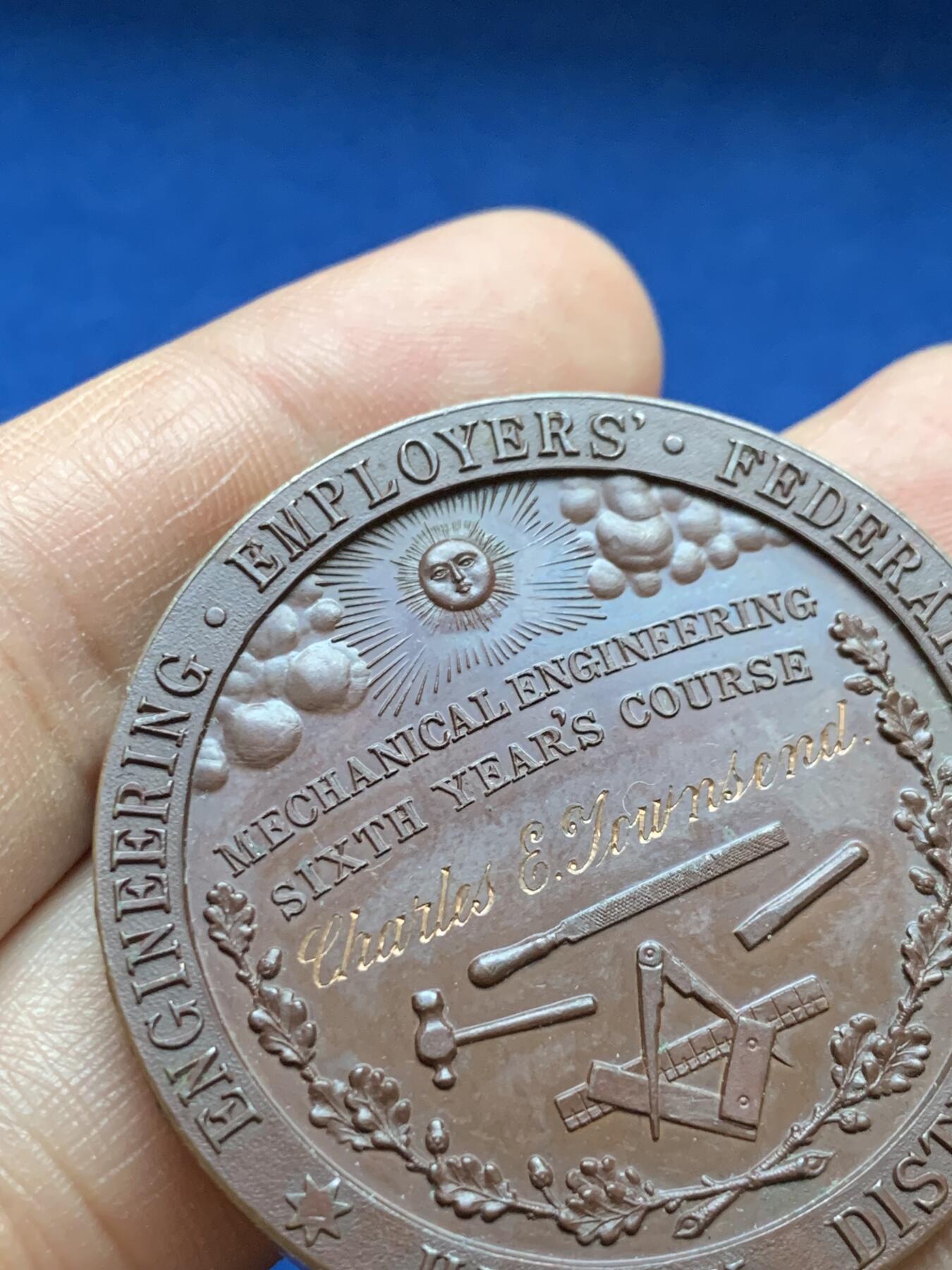 《竞宝斋》第375场 周日，周一，周二 3场连拍 （全场包邮） 英国1893年约克郡哈利法克斯技术学校铜章，极少见的侧面阳刻，45.75g，44.8mm