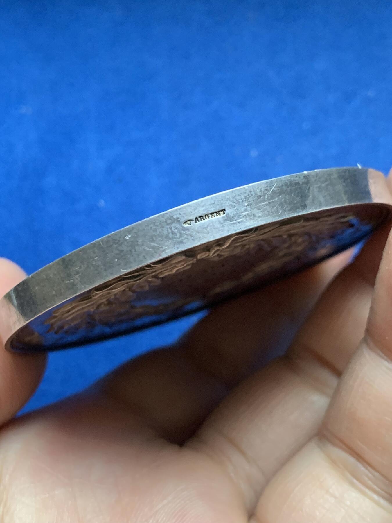 《竞宝斋》第375场 周日，周一，周二 3场连拍 （全场包邮） 法国里昂兽医学院银章，创始人克劳德·布尔热拉头像， 140.2g，63.3mm，手指边铭