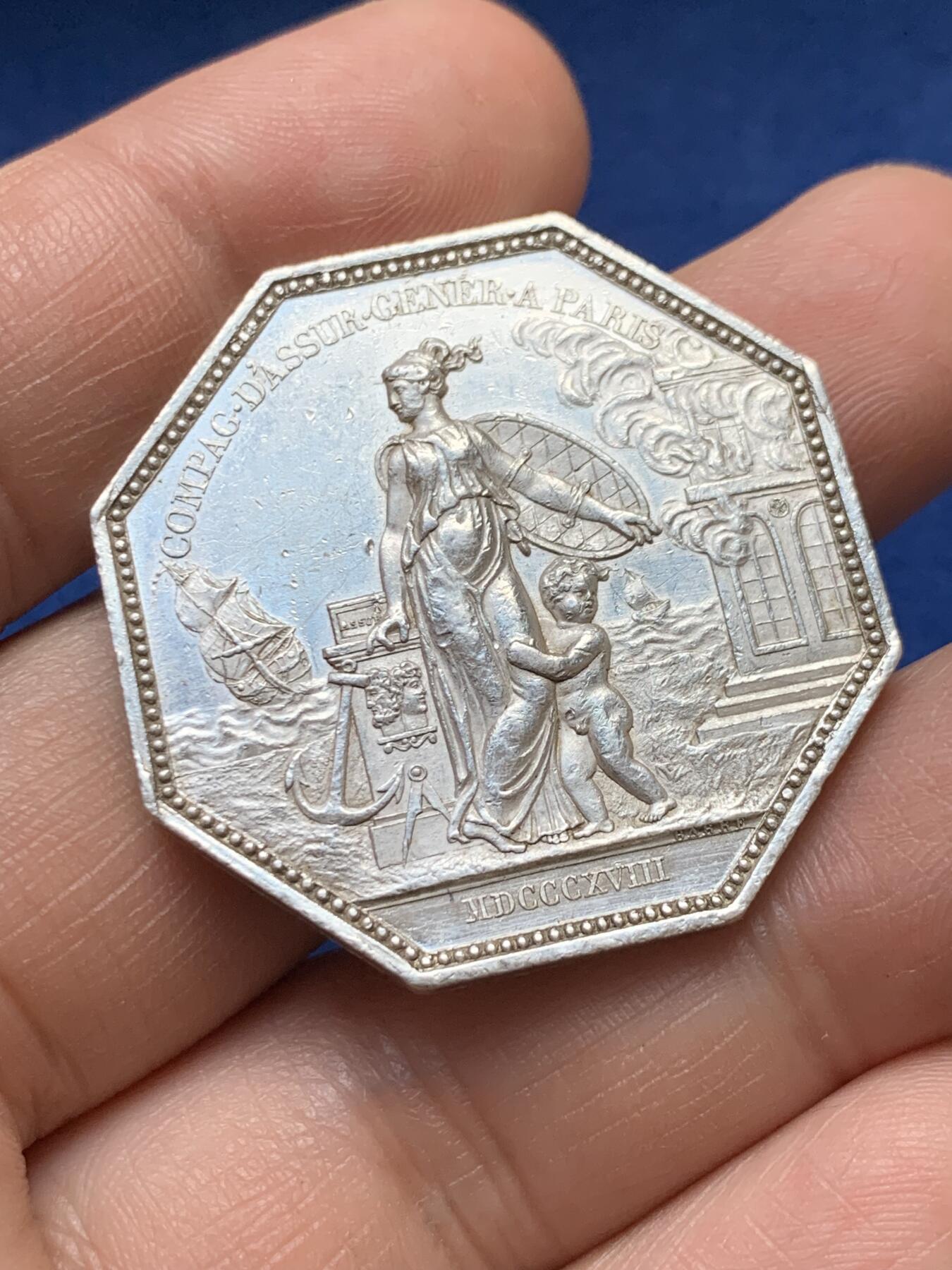 《竞宝斋》第375场 周日，周一，周二 3场连拍 （全场包邮） 法国八角银质代币，中央保险公司，早期珠圈原铸版本，21.52g，35.6mm，早期无边铭