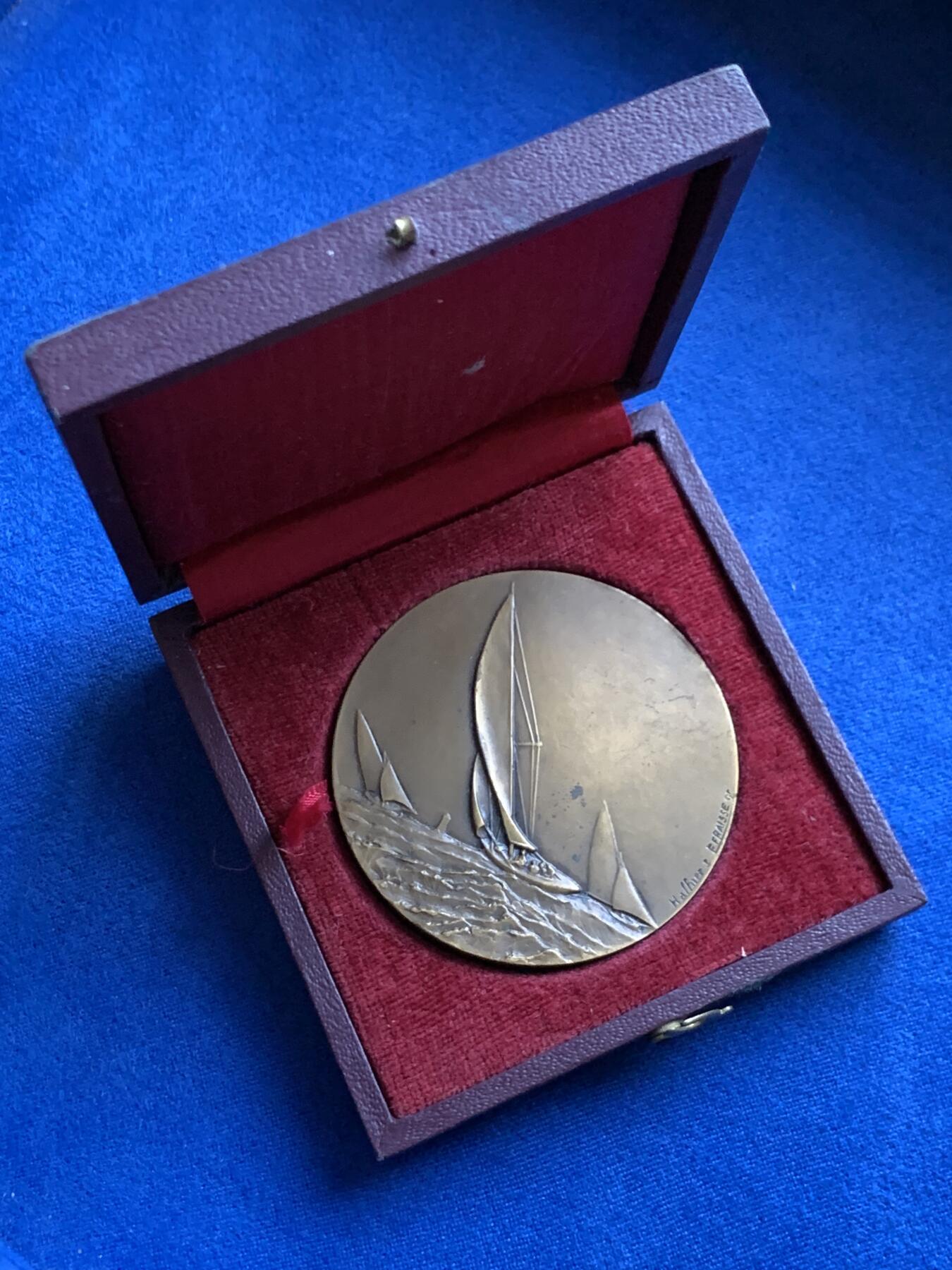 《竞宝斋》第375场 周日，周一，周二 3场连拍 （全场包邮） 法国体育部长颁发帆船比赛铜章 带盒 56.8g 49.8mm