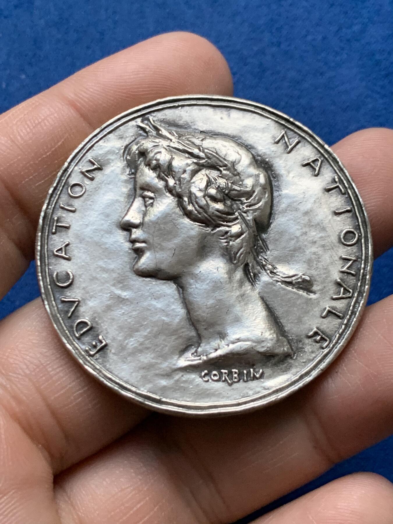 《竞宝斋》第375场 周日，周一，周二 3场连拍 （全场包邮） 1936年法国国家教育基金会纪念银章 丰饶角1银 带盒 43.4g 44.9mm