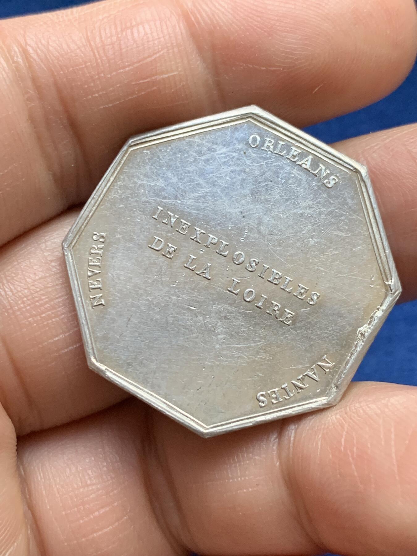 《竞宝斋》第375场 周日，周一，周二 3场连拍 （全场包邮） 法国卢瓦尔河运输八角银质代币，12.4g，31.3mm，手指铭银标。