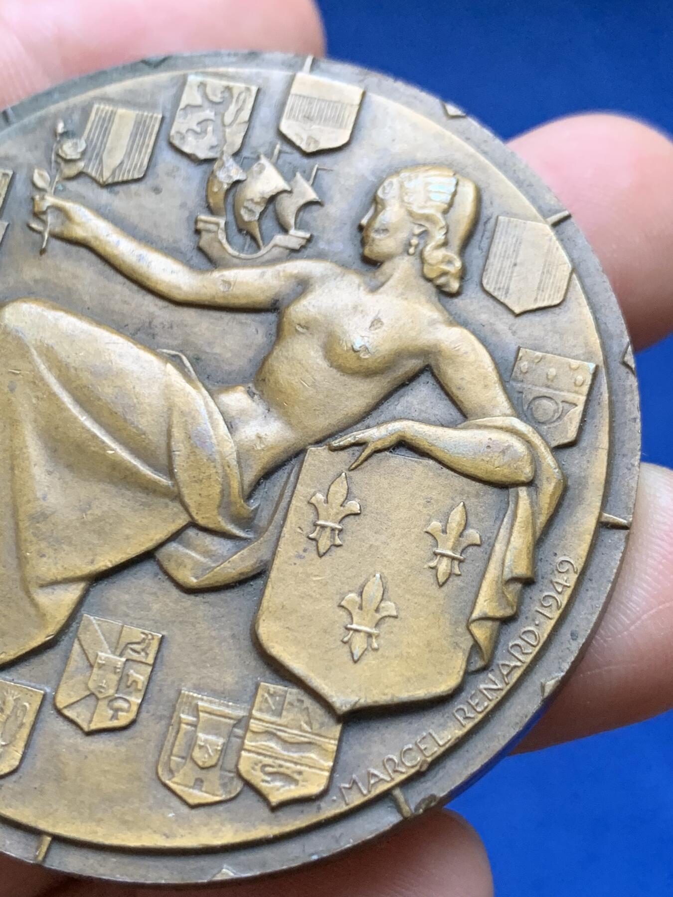 《竞宝斋》第375场 周日，周一，周二 3场连拍 （全场包邮） 1949年法国跨大西洋运输公司纪念铜章 77.7g 53.7mm 丰饶角铜标