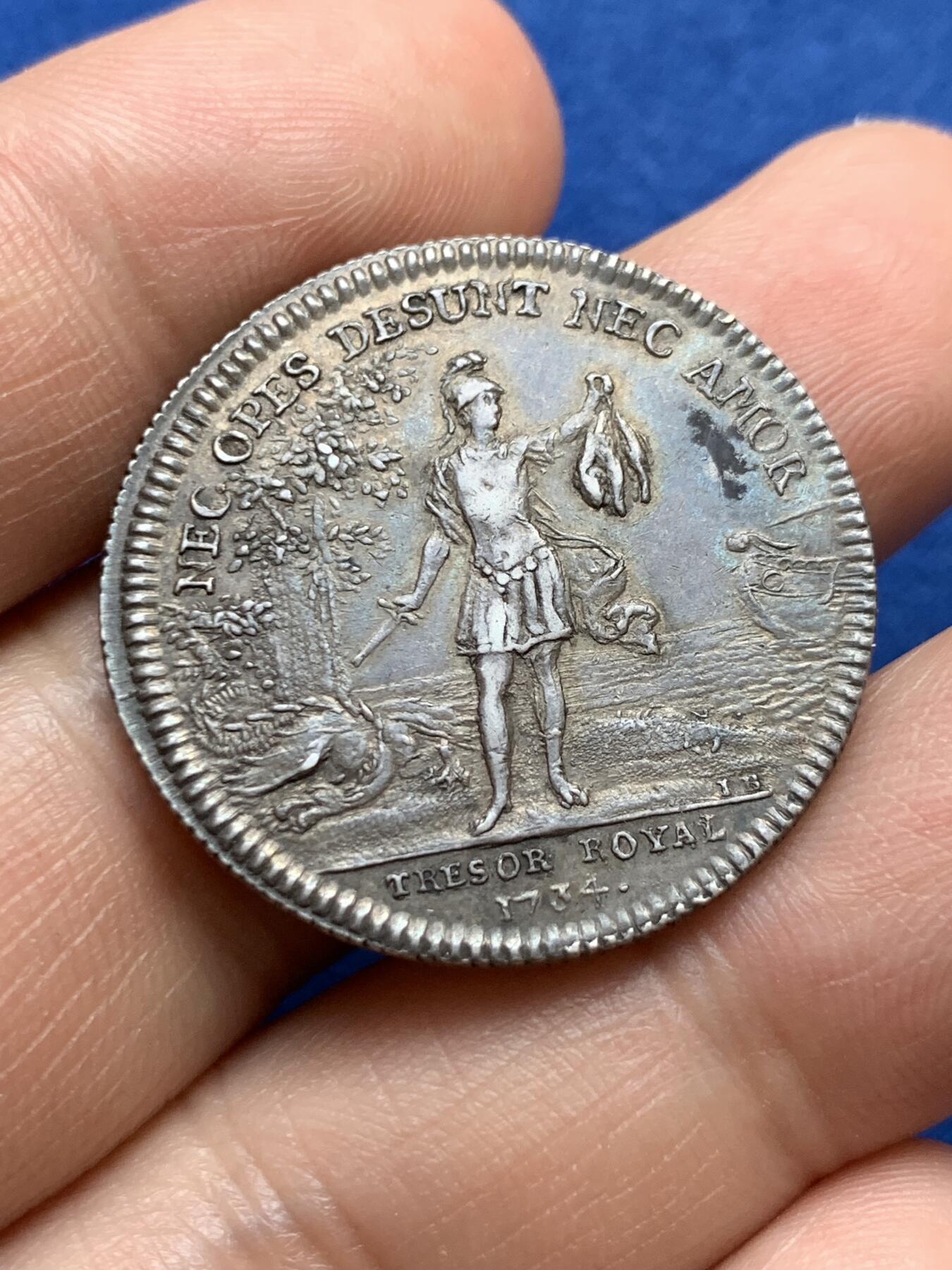 《竞宝斋》第375场 周日，周一，周二 3场连拍 （全场包邮） 法国1734年皇家财政部圆形银质jeton，屠龙者圣乔治手持大宝剑与金羊毛，10.2g，29.6mm