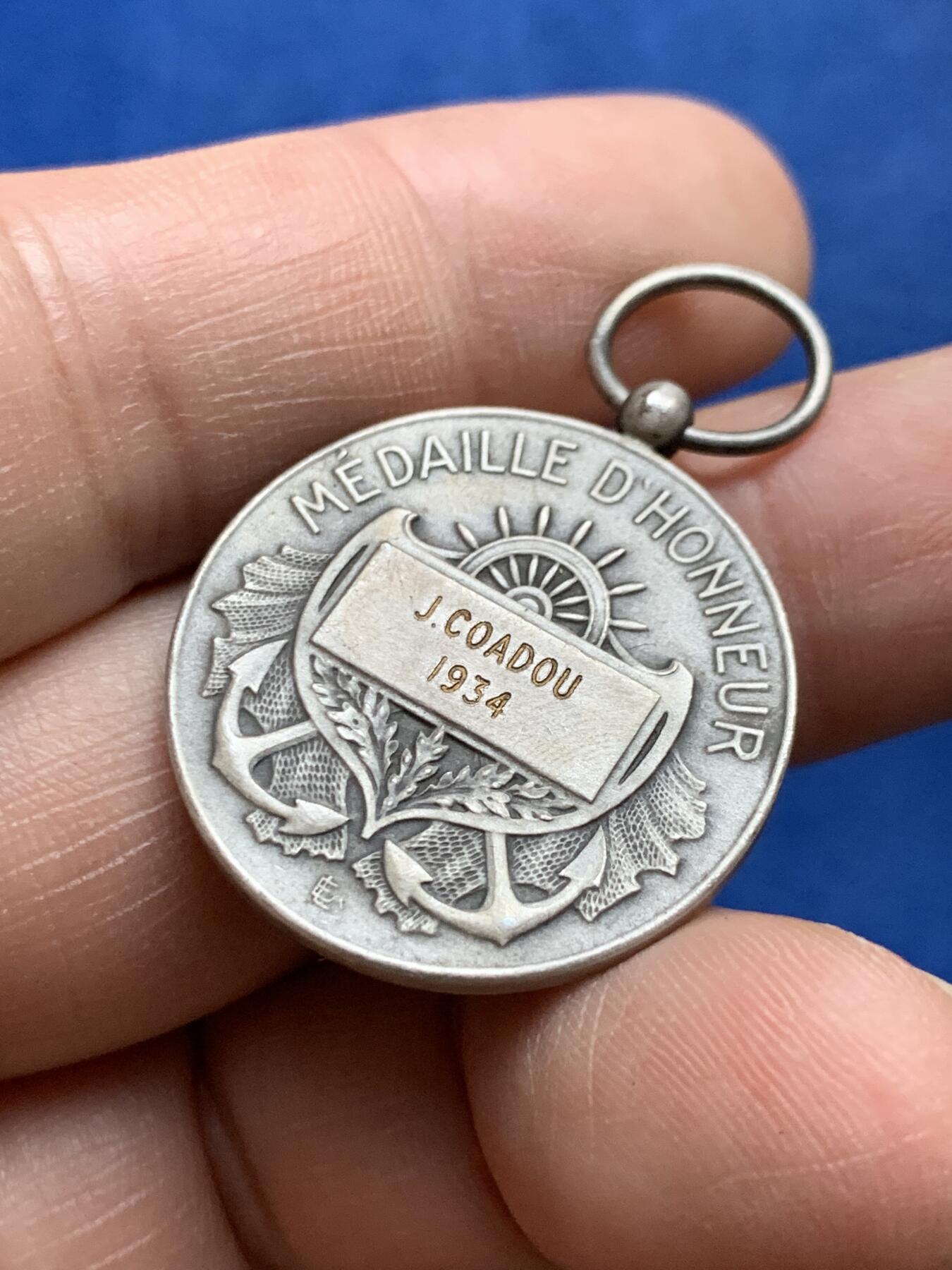 《竞宝斋》第375场 周日，周一，周二 3场连拍 （全场包邮） 1934年法国商船海运纪念章 镀银铜 带盒 10.88g 27.2mm