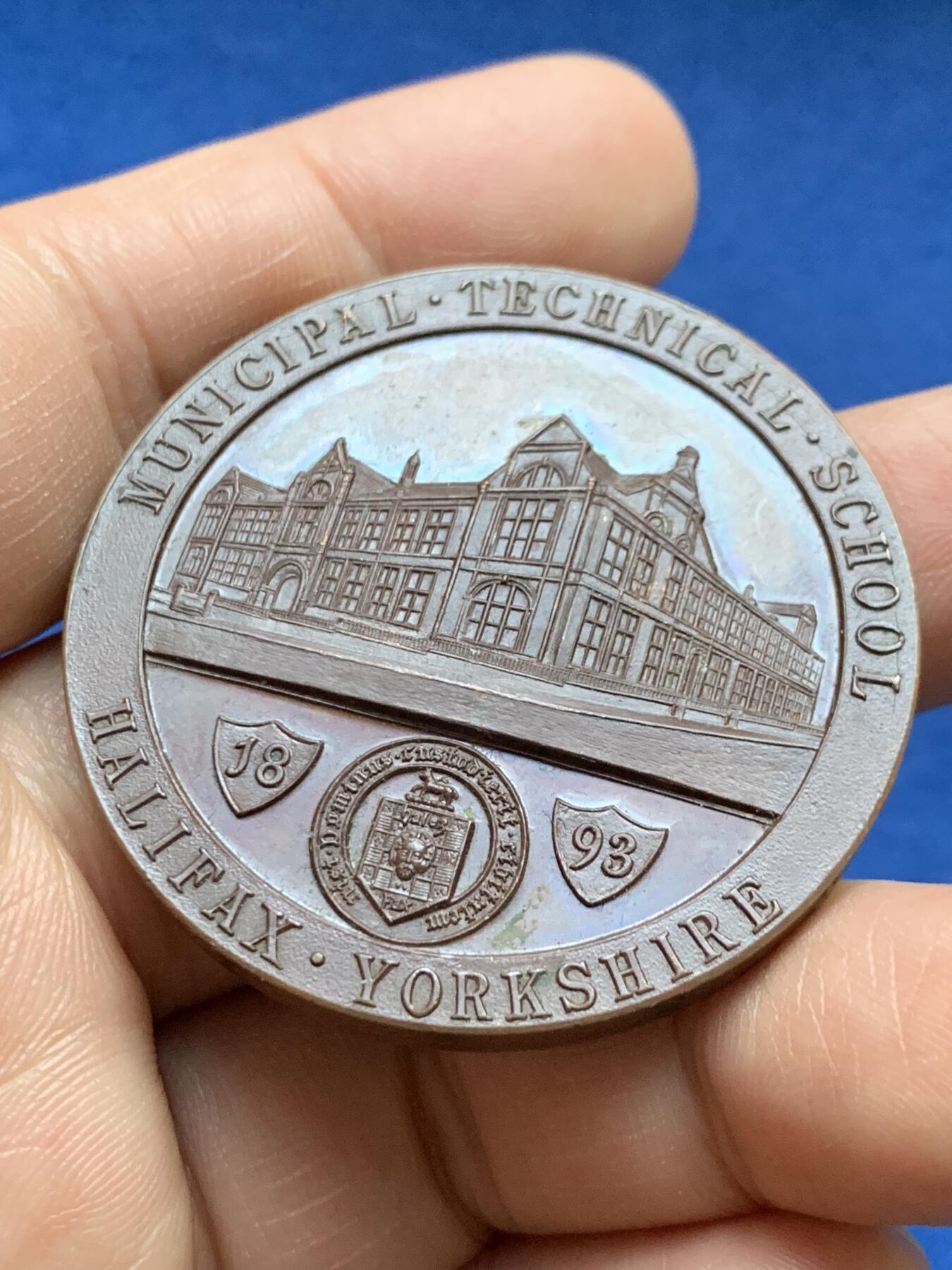 《竞宝斋》第375场 周日，周一，周二 3场连拍 （全场包邮） 英国1893年约克郡哈利法克斯技术学校铜章，极少见的侧面阳刻，45.75g，44.8mm