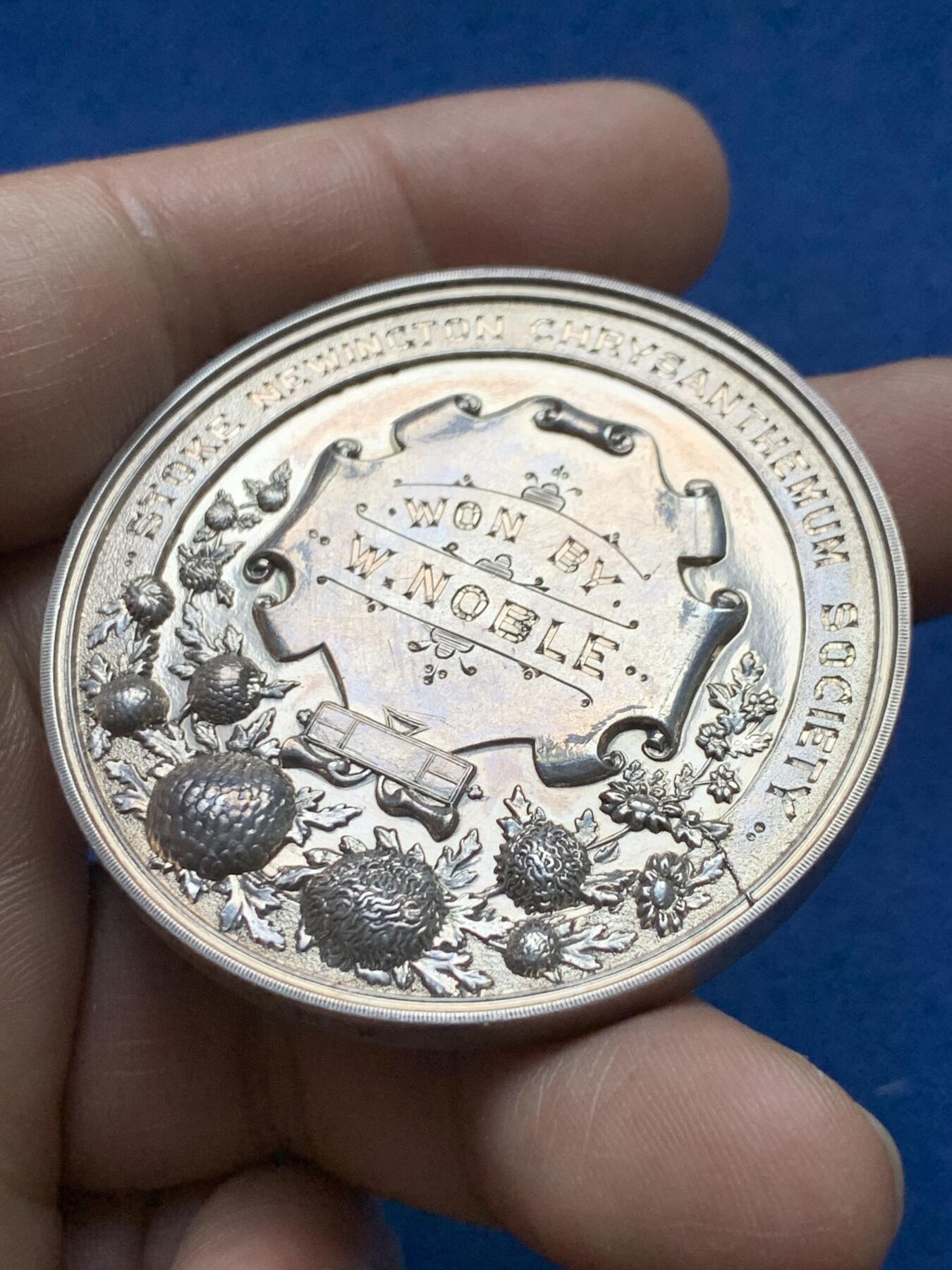 《竞宝斋》第375场 周日，周一，周二 3场连拍 （全场包邮） 英国国家菊花协会银章 高浮雕 64.6g 51.5mm