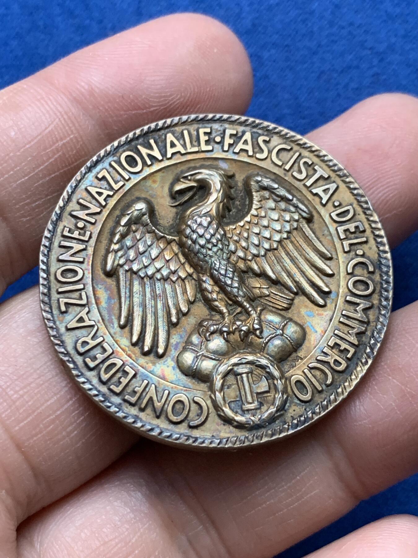 《竞宝斋》第375场 周日，周一，周二 3场连拍 （全场包邮） 1922.43意大利摩德纳省联邦贸易政府镀金银章，正面：雄鹰图案，深浮雕，雕刻精美，首见品。直径：38.5mm，重：24.28g。