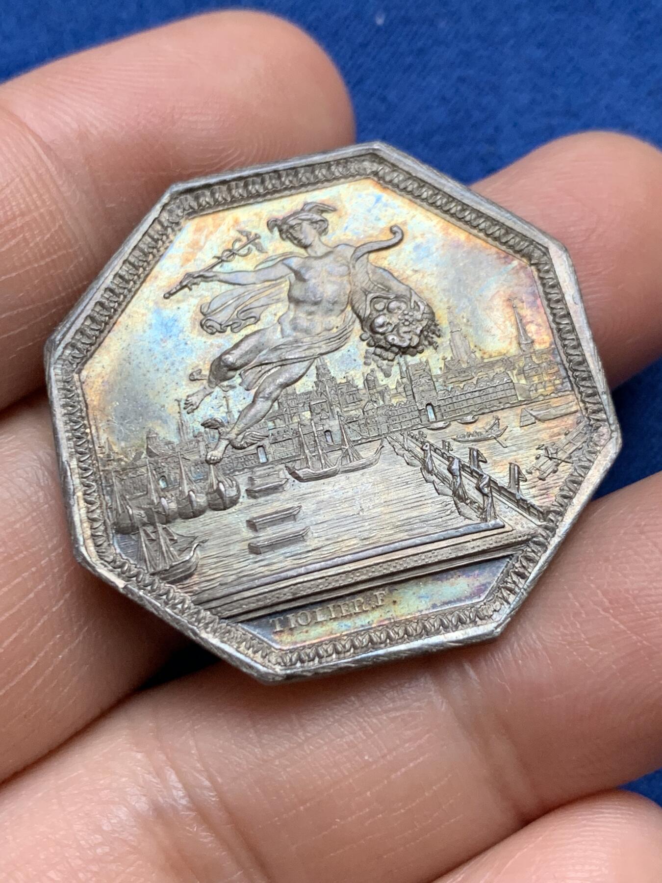 《竞宝斋》第375场 周日，周一，周二 3场连拍 （全场包邮） 法国JETON银质八角，鲁昂商会，直径33.7毫米，克重16.43 边铭：1845-1860手指