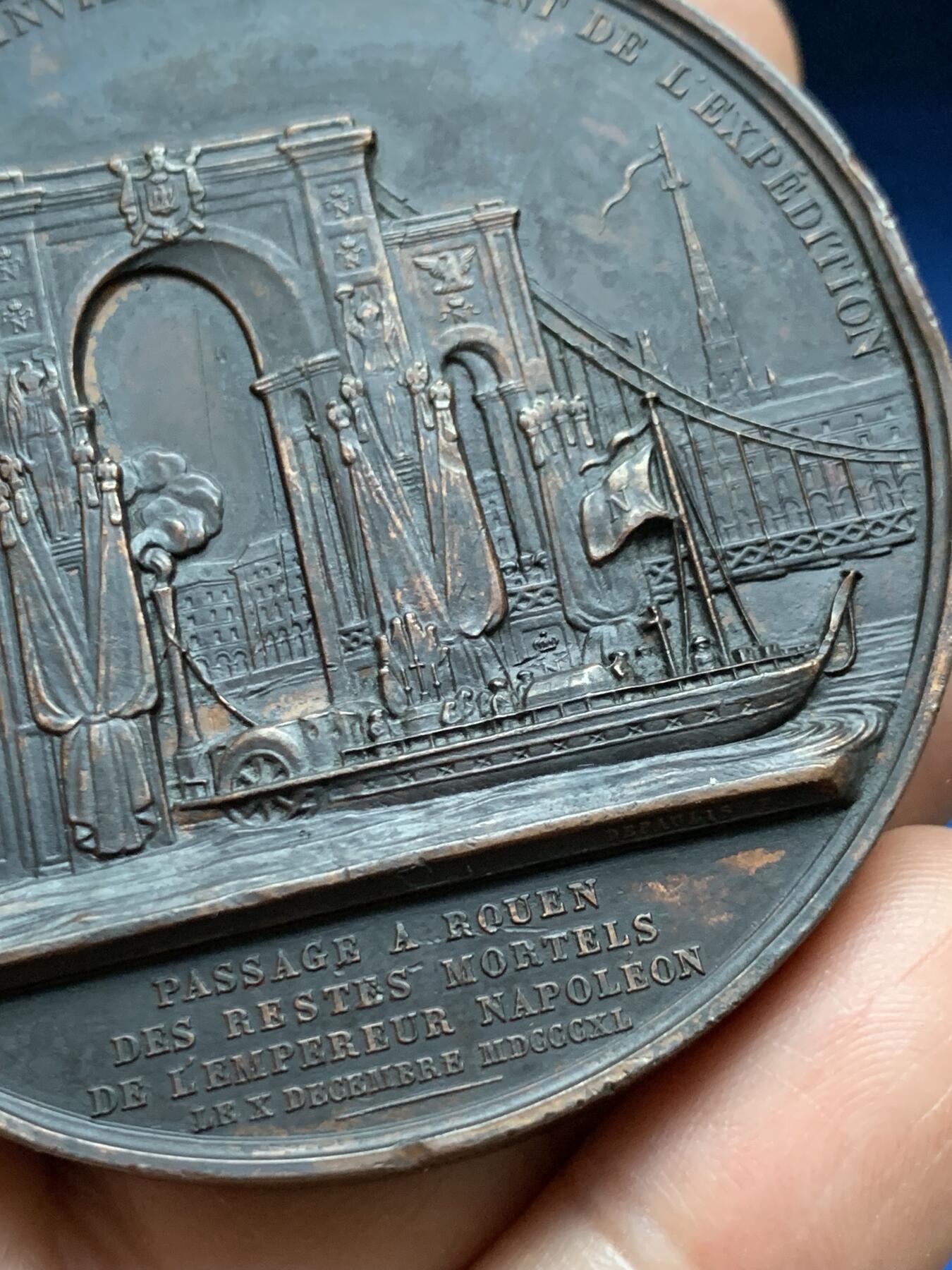 《竞宝斋》第375场 周日，周一，周二 3场连拍 （全场包邮） 法国1840年12月10号迎回拿破仑灵柩经过鲁昂纪念铜章，141.2g，63.2mm，1842-1845船首边铭，有轻磕