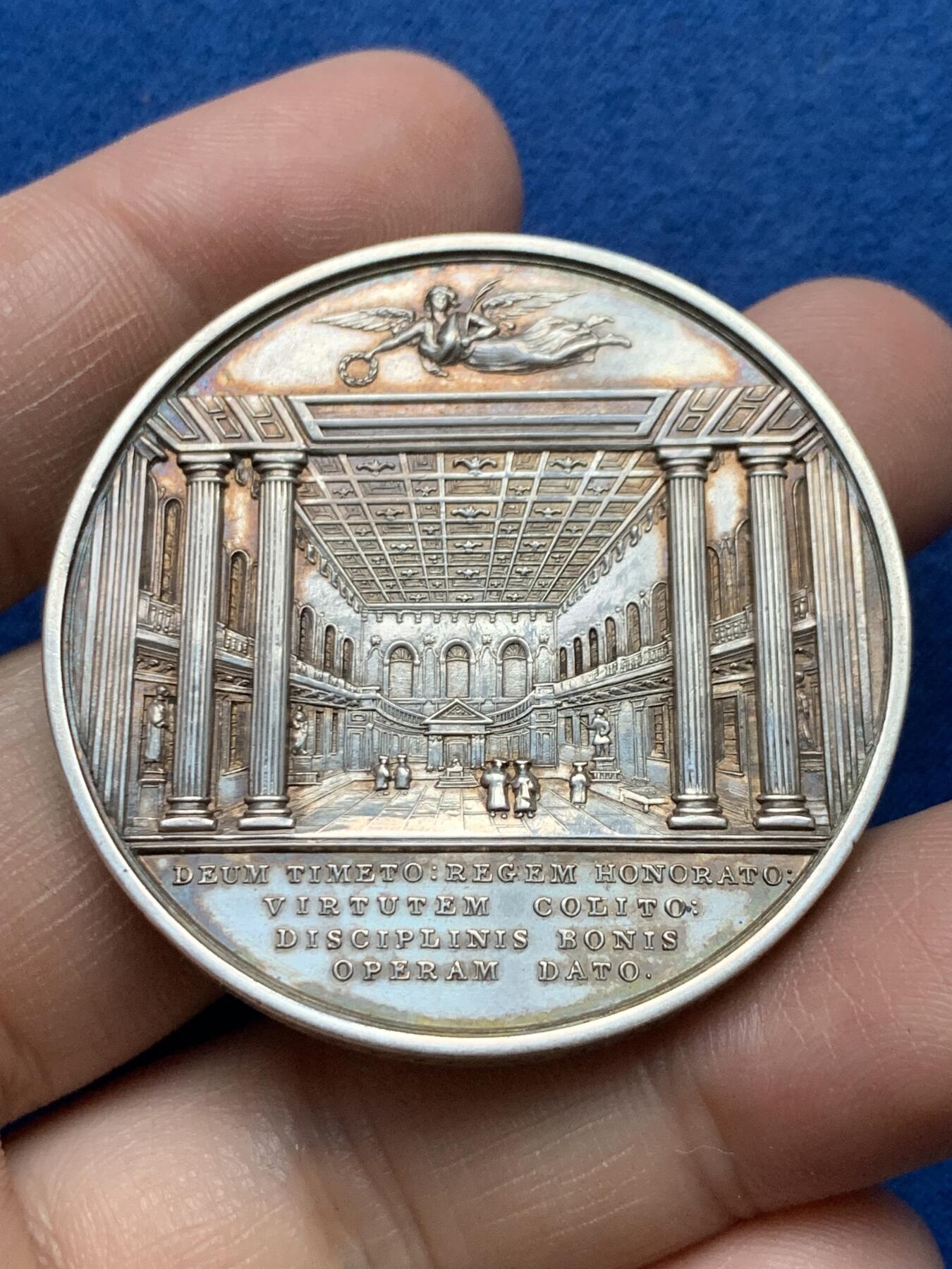 《竞宝斋》第375场 周日，周一，周二 3场连拍 （全场包邮） 英国1835年剑桥大学校长银章，侧面刻了精美的鸡肠文，40.37g，44.2mm