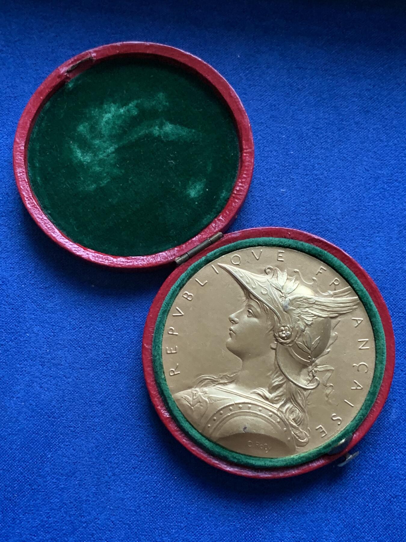 《竞宝斋》第375场 周日，周一，周二 3场连拍 （全场包邮） 法国O.Roty 内政部戎装玛丽镀金银章，68g，51.5mm，丰饶角边铭，带原盒