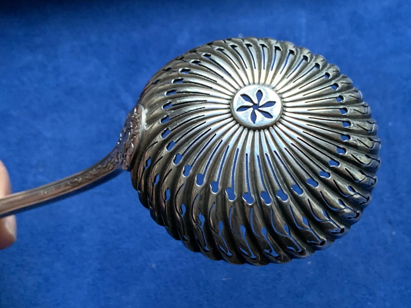 《竞宝斋》第375场 周日，周一，周二 3场连拍 （全场包邮） 法国镀银漏勺，重72.51g，尺寸约200*63mm，有B.T.A.M标，带原盒