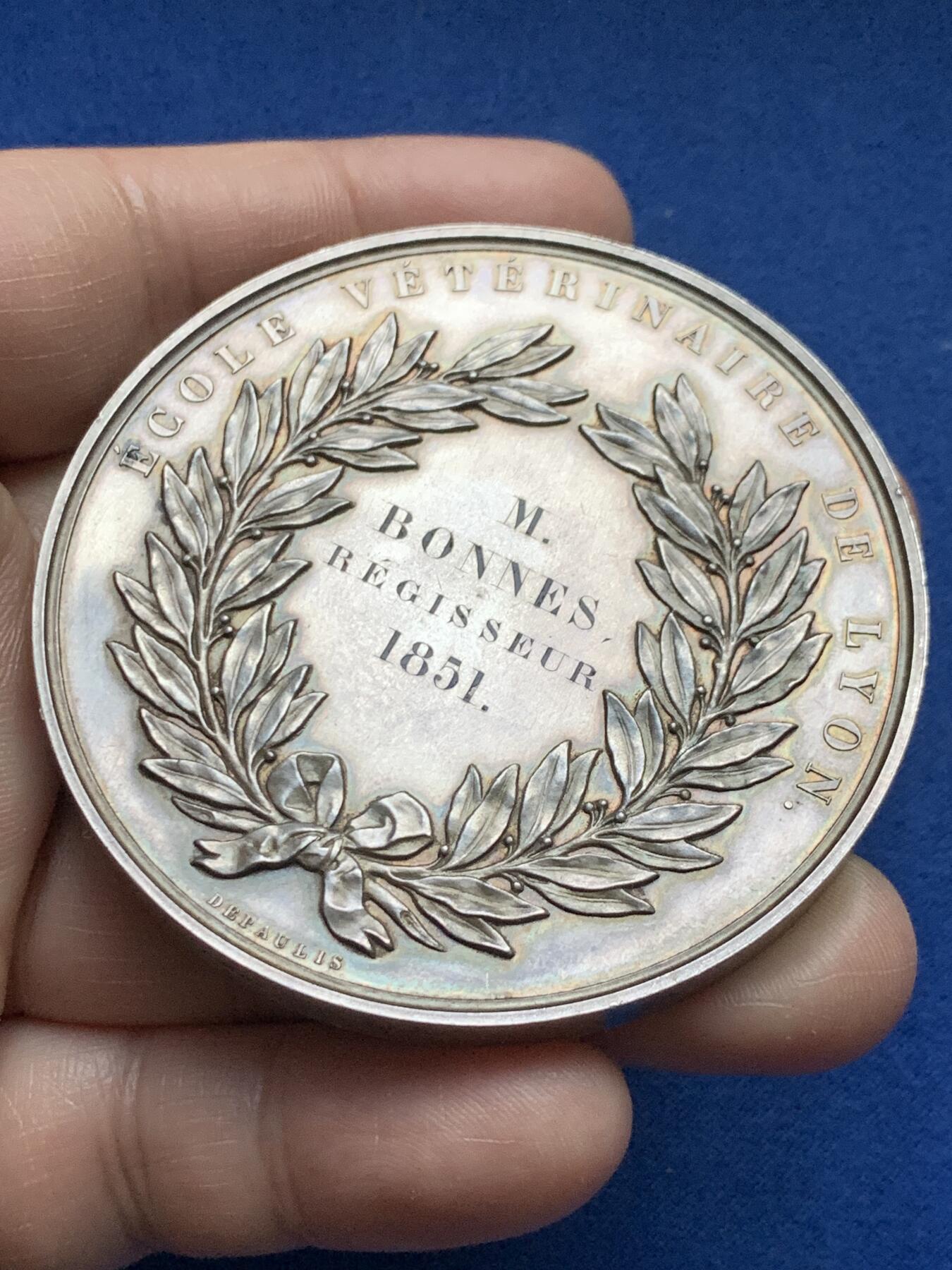 《竞宝斋》第375场 周日，周一，周二 3场连拍 （全场包邮） 法国里昂兽医学院银章，创始人克劳德·布尔热拉头像， 140.2g，63.3mm，手指边铭
