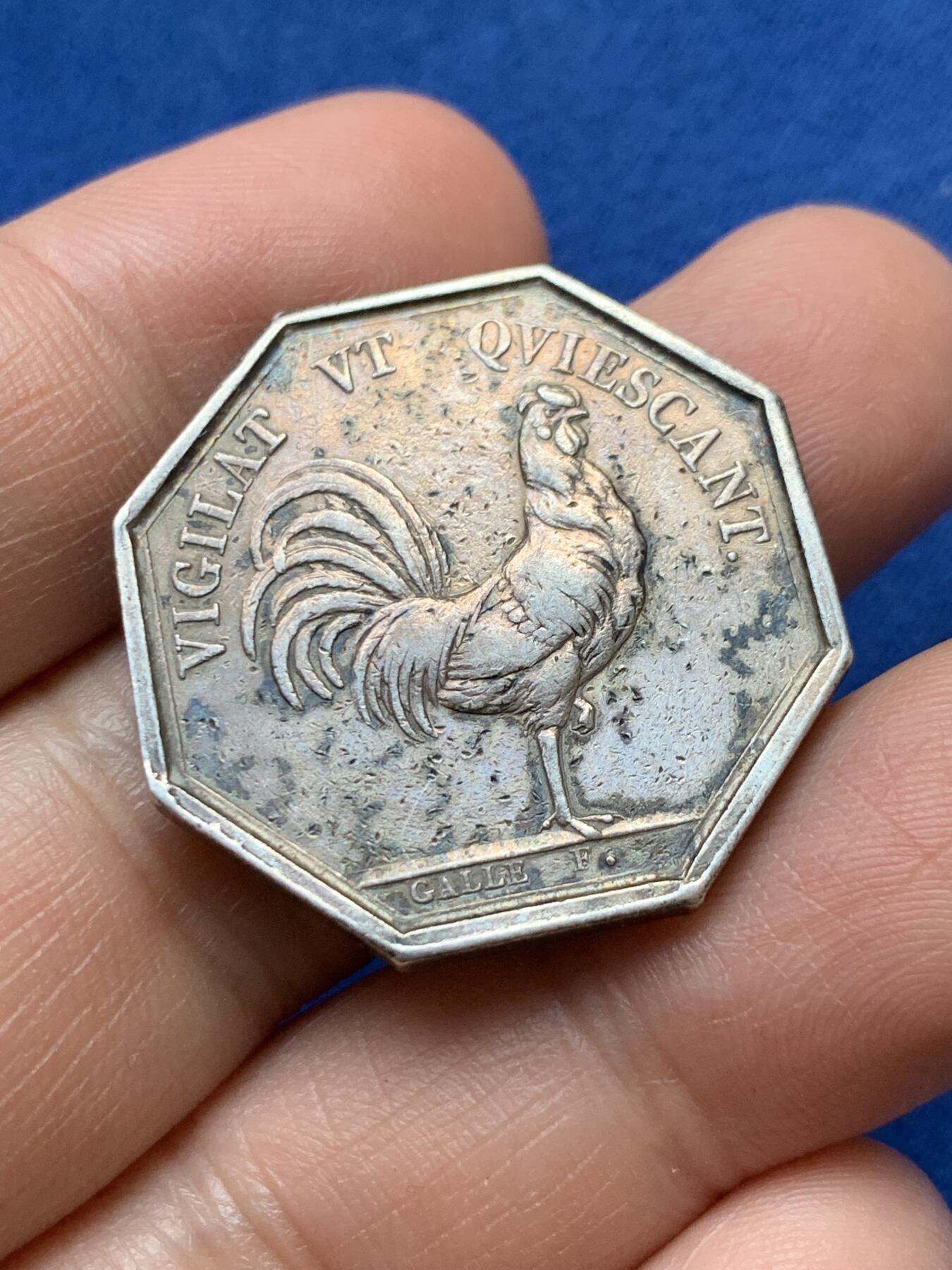 《竞宝斋》第375场 周日，周一，周二 3场连拍 （全场包邮） 法国查理十世高卢雄鸡八角银代币 早期无边铭 14.25g，29.6mm