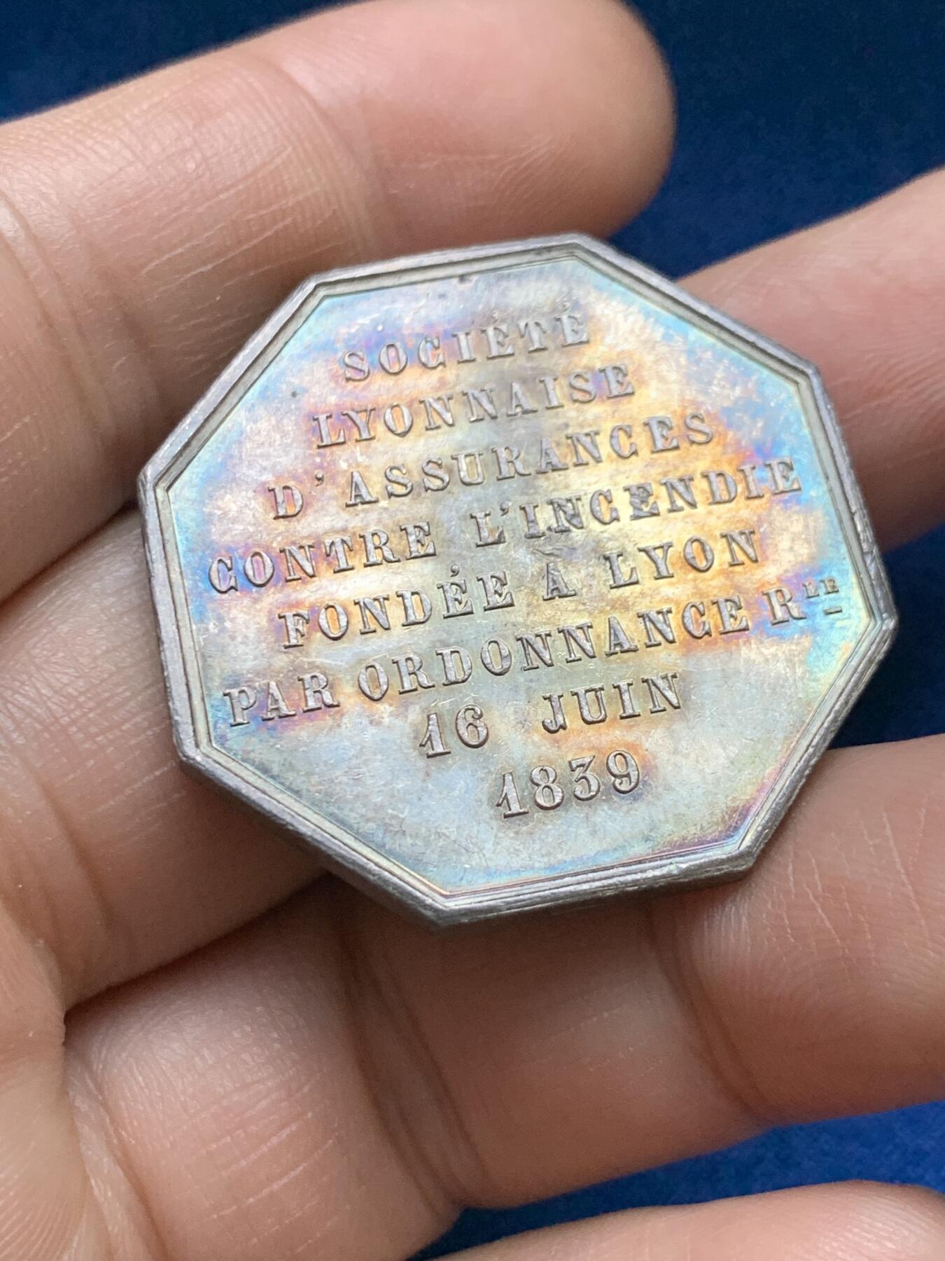 《竞宝斋》第375场 周日，周一，周二 3场连拍 （全场包邮） 法国里昂火灾保险公司八角银质代币，18.8g，34.7mm，油灯边铭