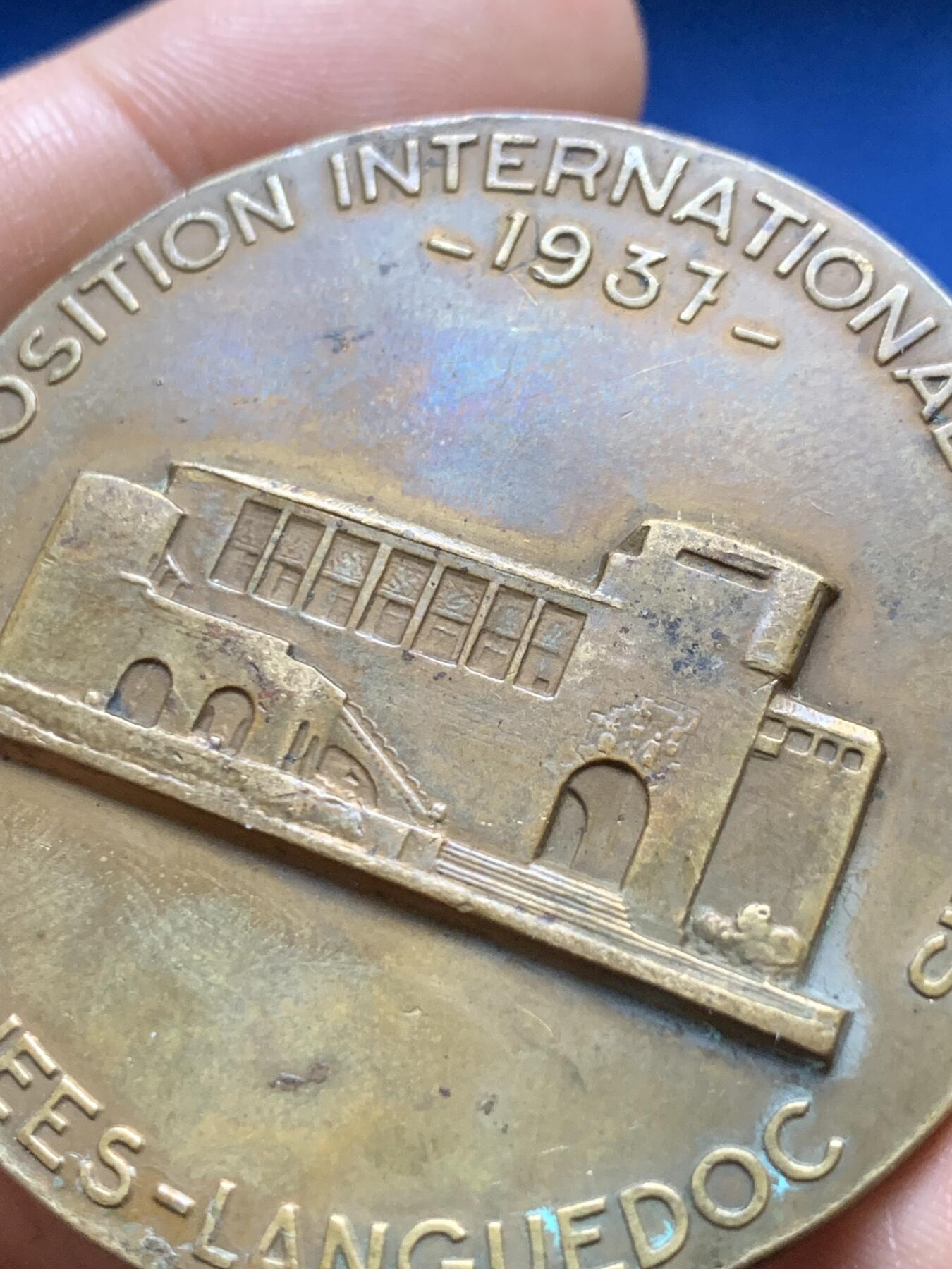 《竞宝斋》第375场 周日，周一，周二 3场连拍 （全场包邮） 1937年法国巴黎世博会纪念铜章 68.2g 49.8mm 三角边铭