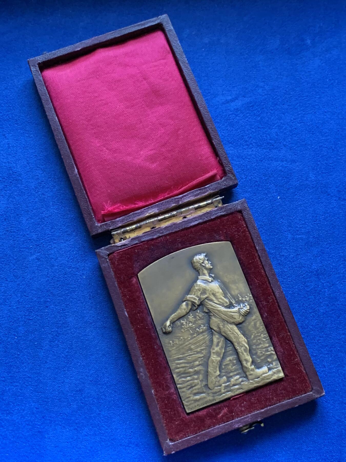 《竞宝斋》第375场 周日，周一，周二 3场连拍 （全场包邮） 名家Baudichon作播种农业方章 带盒 81.65g 41.8*63mm 丰饶角铜标