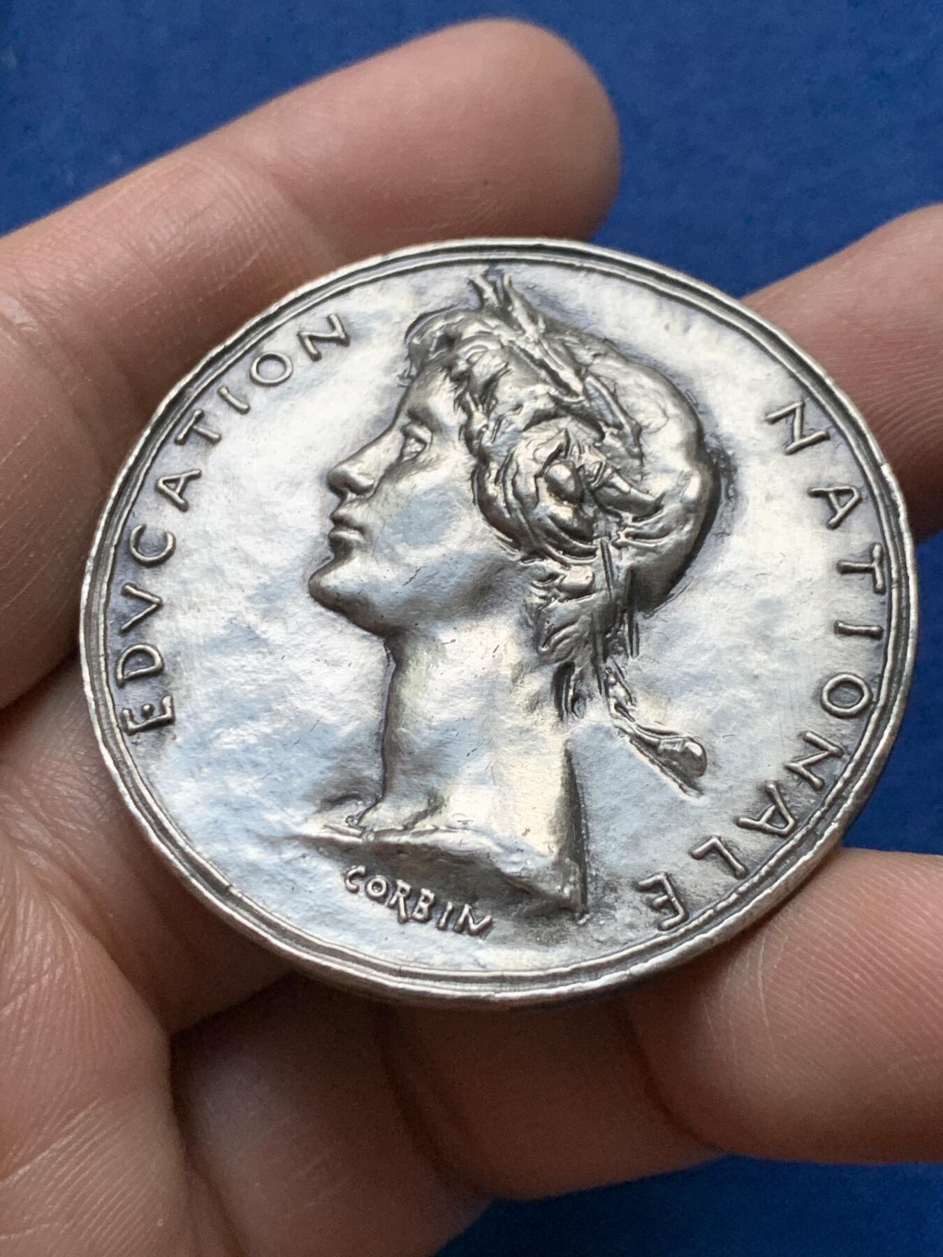 《竞宝斋》第375场 周日，周一，周二 3场连拍 （全场包邮） 1936年法国国家教育基金会纪念银章 丰饶角1银 带盒 43.4g 44.9mm