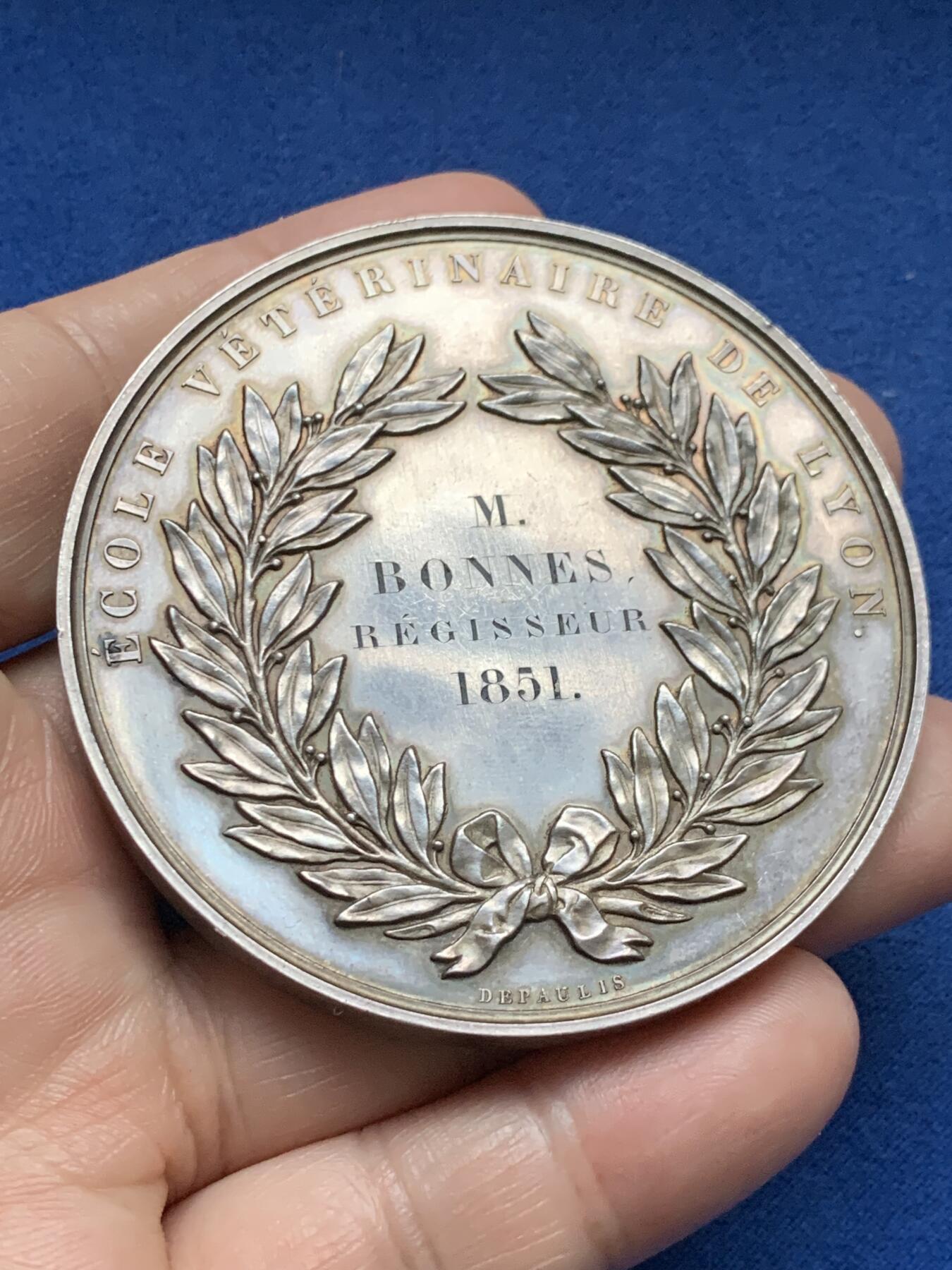 《竞宝斋》第375场 周日，周一，周二 3场连拍 （全场包邮） 法国里昂兽医学院银章，创始人克劳德·布尔热拉头像， 140.2g，63.3mm，手指边铭