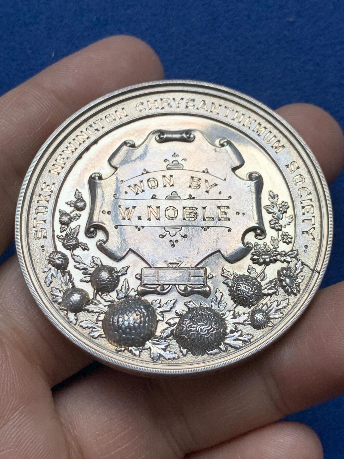 《竞宝斋》第375场 周日，周一，周二 3场连拍 （全场包邮） 英国国家菊花协会银章 高浮雕 64.6g 51.5mm