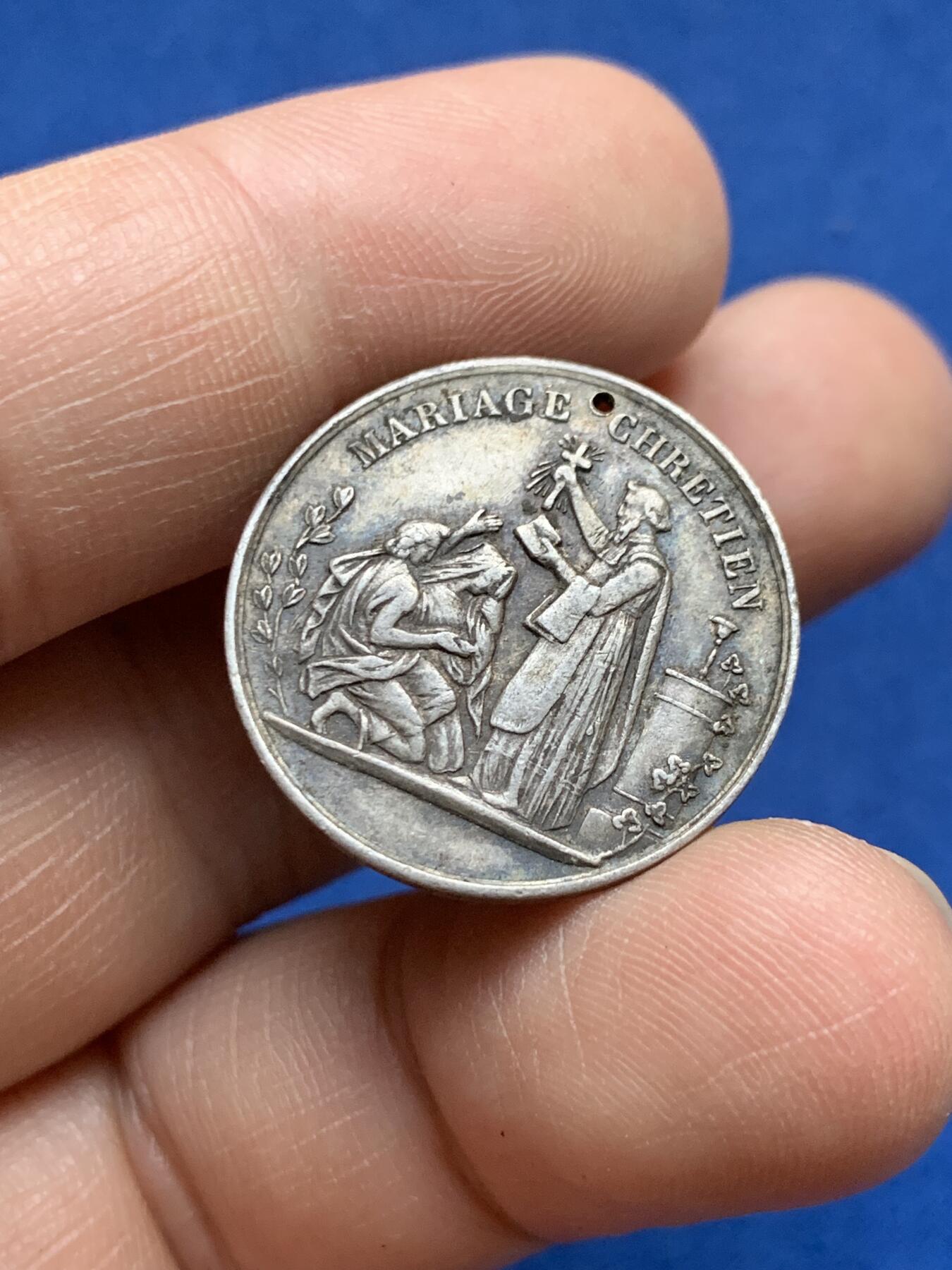 《竞宝斋》第375场 周日，周一，周二 3场连拍 （全场包邮） 法国婚姻与爱情纪念银章，4.7g，23.8mm，蜜蜂边铭，打孔