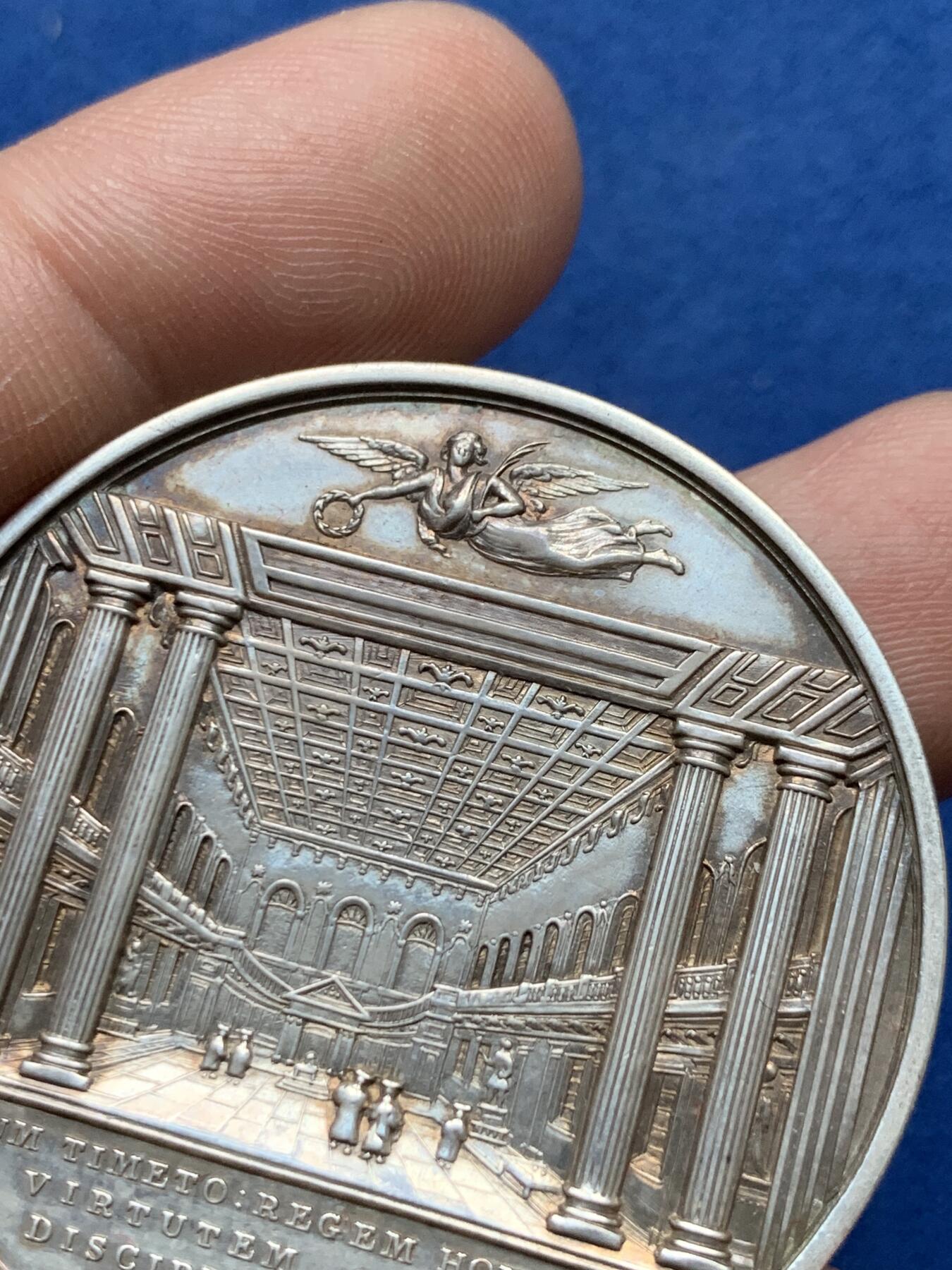 《竞宝斋》第375场 周日，周一，周二 3场连拍 （全场包邮） 英国1835年剑桥大学校长银章，侧面刻了精美的鸡肠文，40.37g，44.2mm