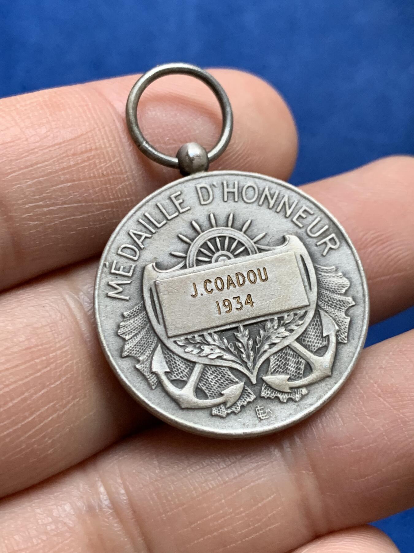 《竞宝斋》第375场 周日，周一，周二 3场连拍 （全场包邮） 1934年法国商船海运纪念章 镀银铜 带盒 10.88g 27.2mm