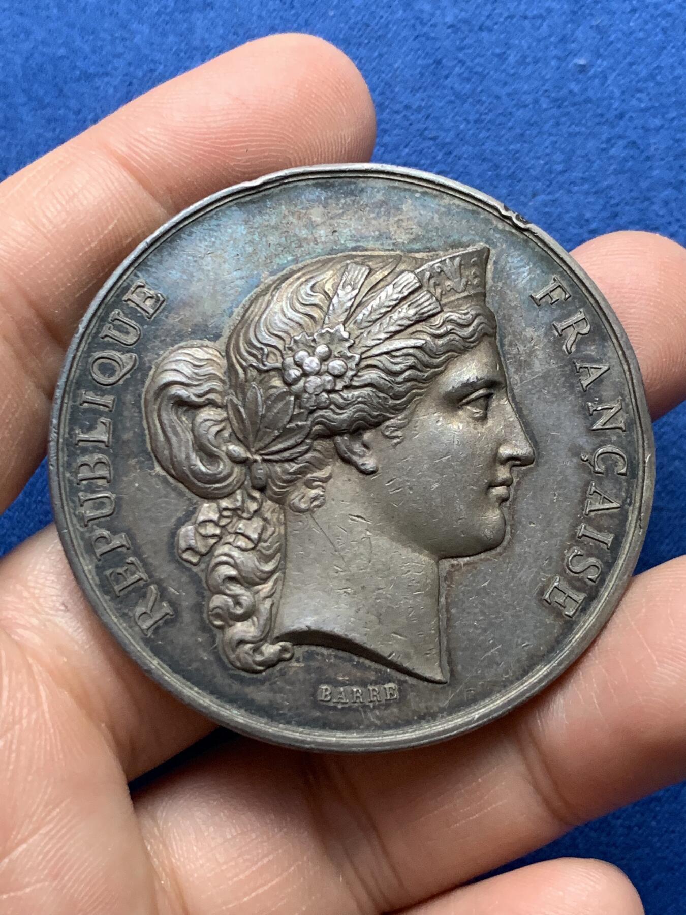 《竞宝斋》第375场 周日，周一，周二 3场连拍 （全场包邮） 法国农业部银章，65.6g，50.3mm，蜜蜂边铭，边有磕碰