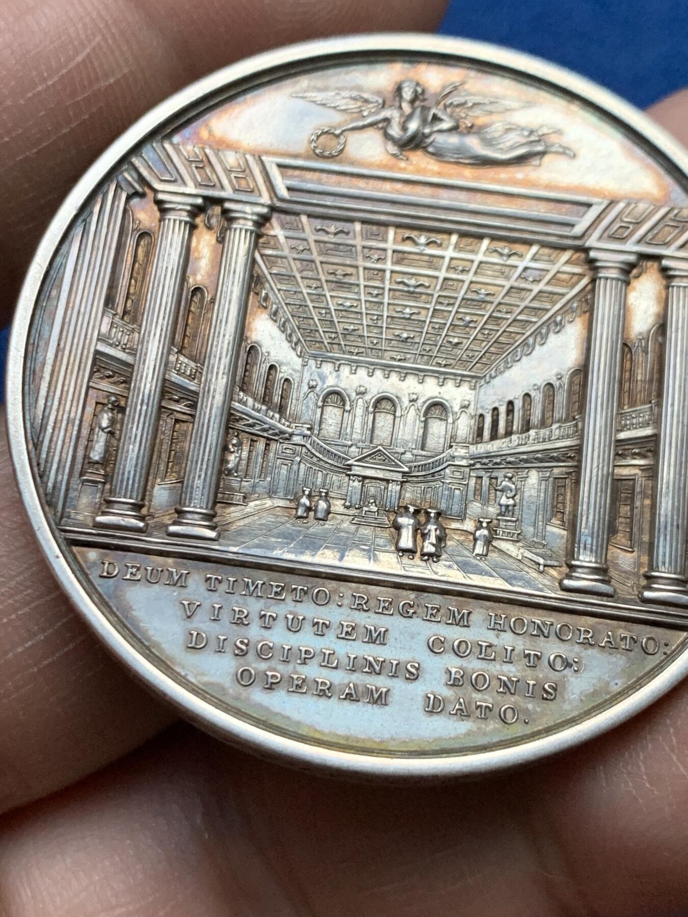 《竞宝斋》第375场 周日，周一，周二 3场连拍 （全场包邮） 英国1835年剑桥大学校长银章，侧面刻了精美的鸡肠文，40.37g，44.2mm