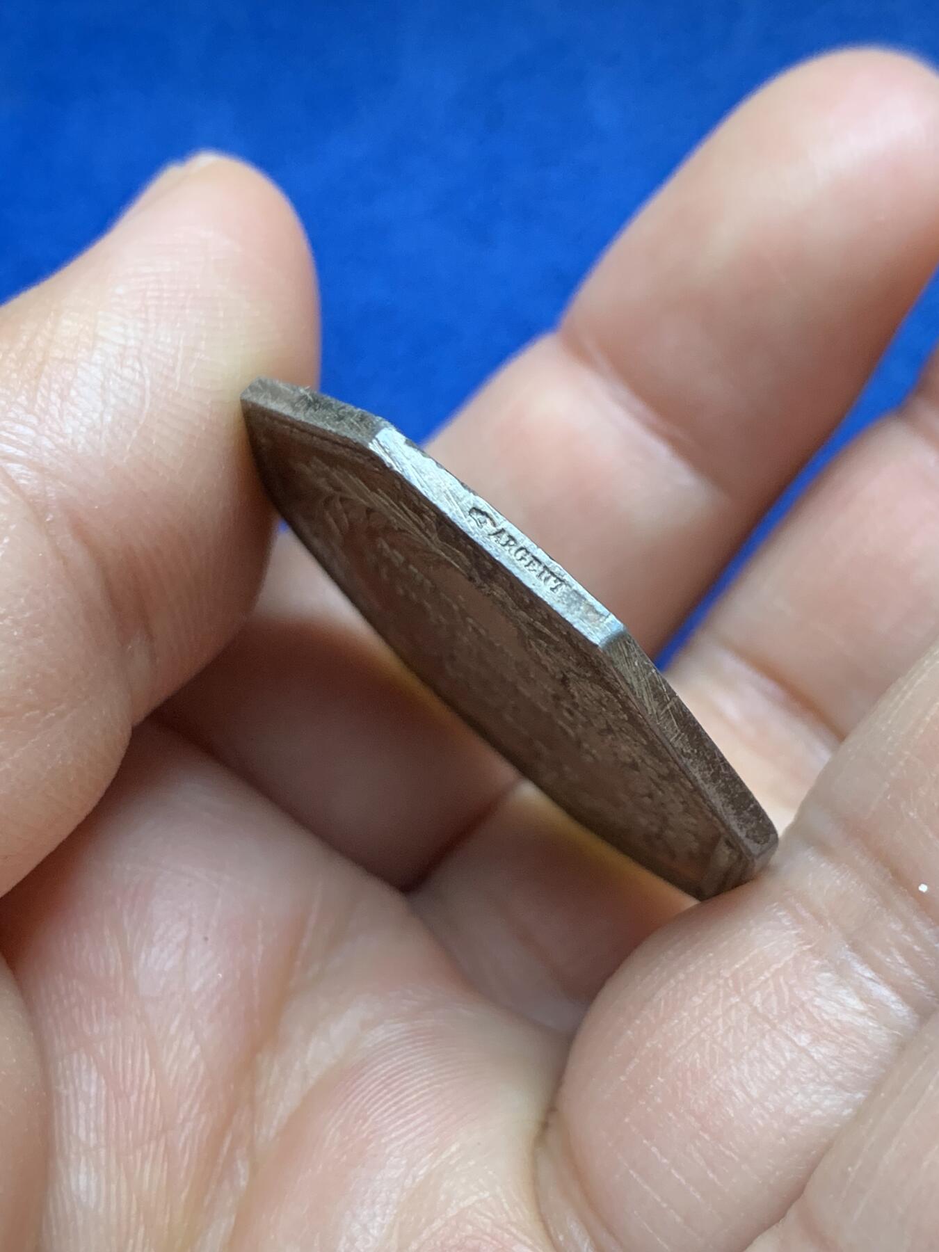 《竞宝斋》第375场 周日，周一，周二 3场连拍 （全场包邮） 法国JETON银质八角，鲁昂商会，直径33.7毫米，克重16.43 边铭：1845-1860手指