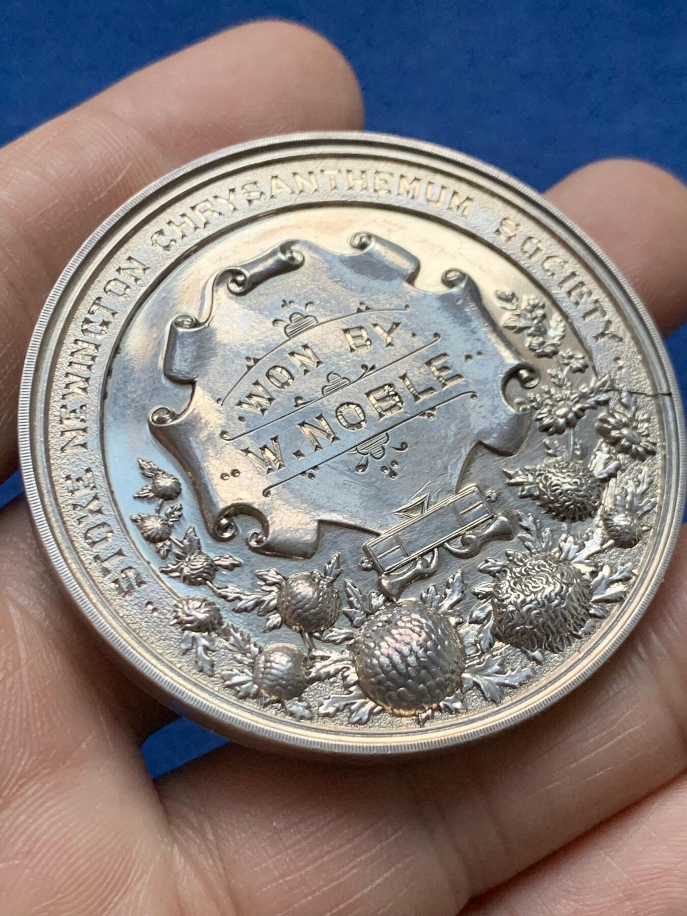 《竞宝斋》第375场 周日，周一，周二 3场连拍 （全场包邮） 英国国家菊花协会银章 高浮雕 64.6g 51.5mm