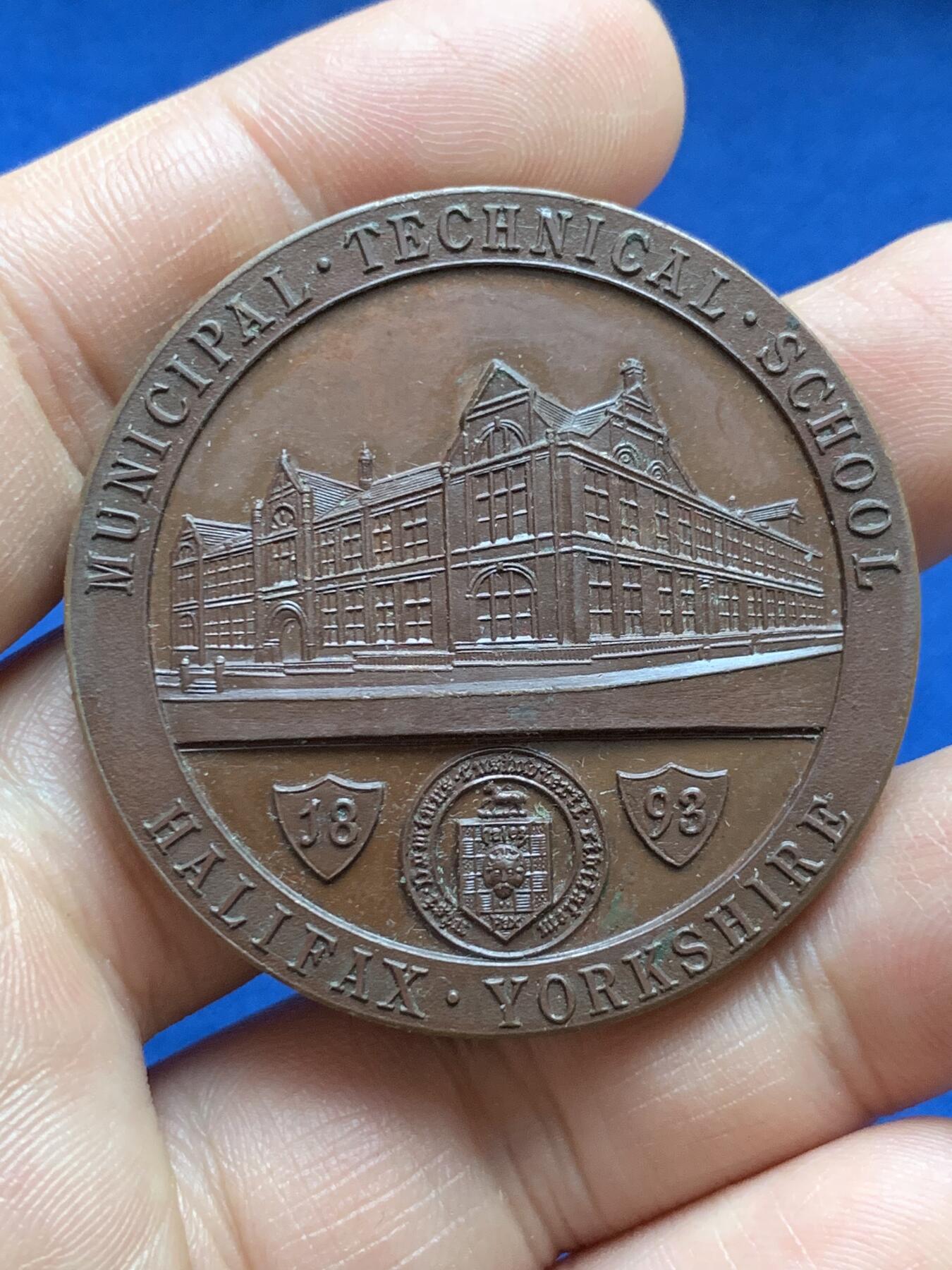 《竞宝斋》第375场 周日，周一，周二 3场连拍 （全场包邮） 英国1893年约克郡哈利法克斯技术学校铜章，极少见的侧面阳刻，45.75g，44.8mm