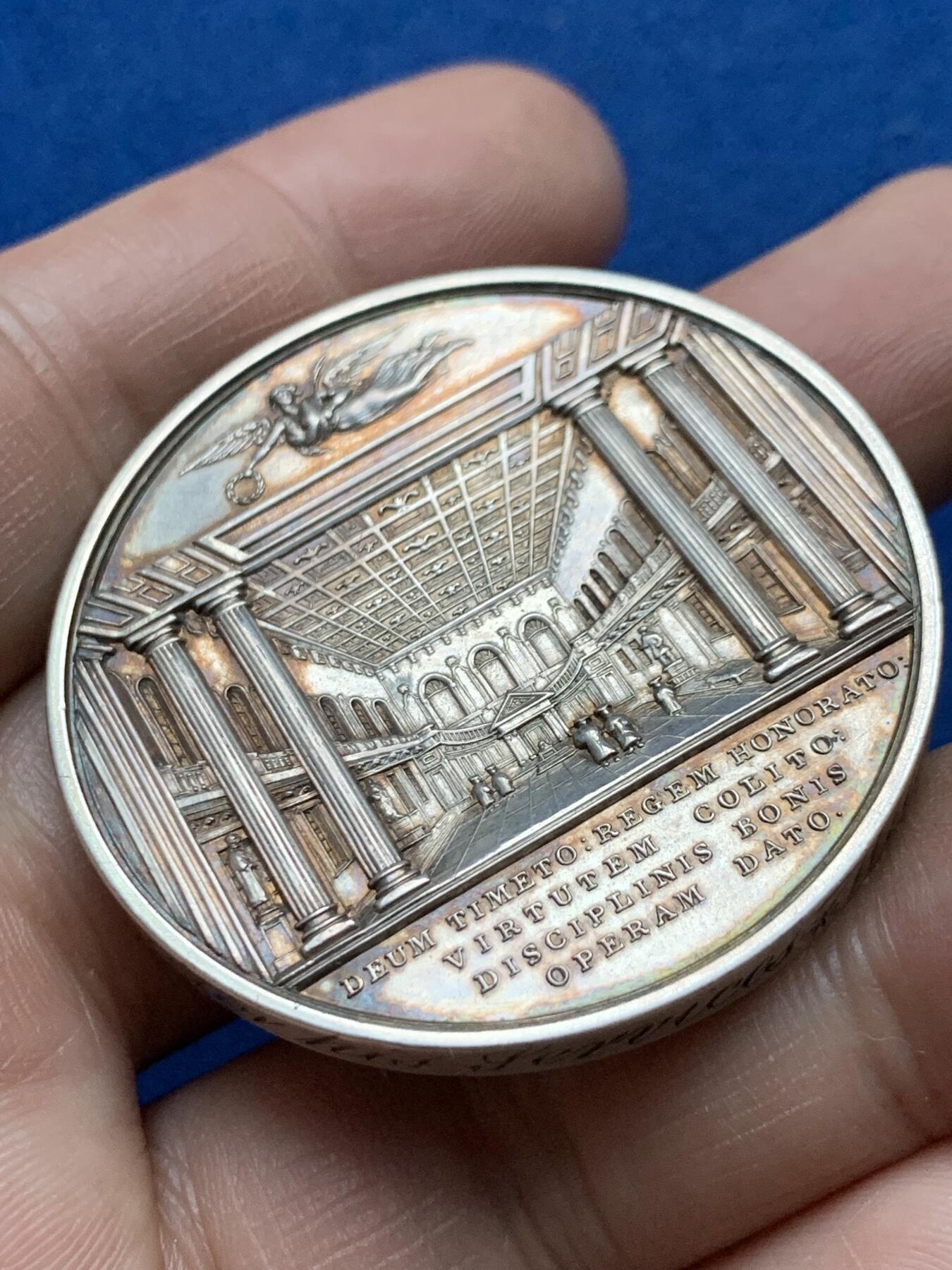 《竞宝斋》第375场 周日，周一，周二 3场连拍 （全场包邮） 英国1835年剑桥大学校长银章，侧面刻了精美的鸡肠文，40.37g，44.2mm