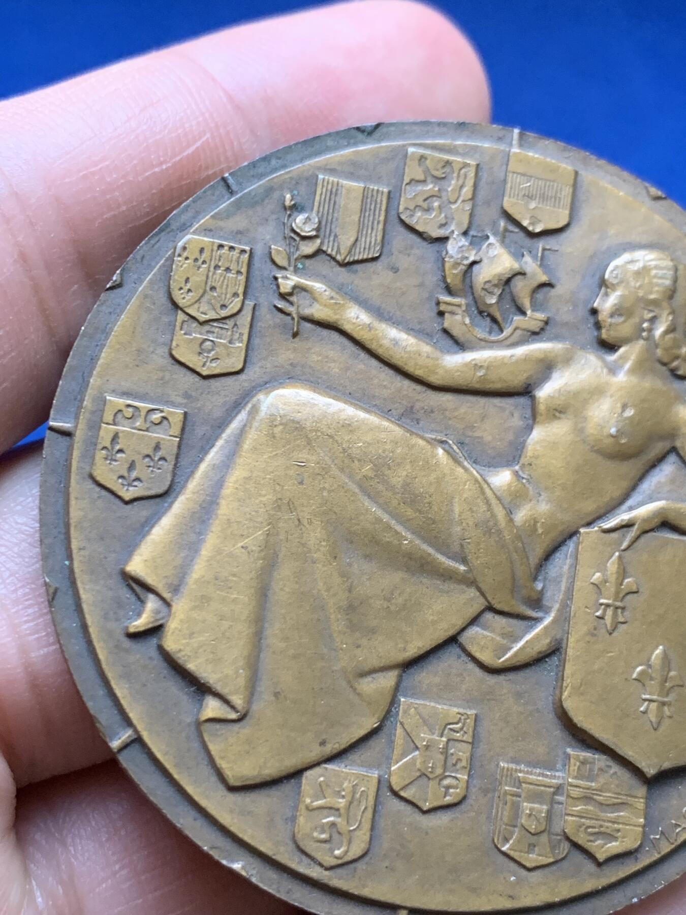 《竞宝斋》第375场 周日，周一，周二 3场连拍 （全场包邮） 1949年法国跨大西洋运输公司纪念铜章 77.7g 53.7mm 丰饶角铜标