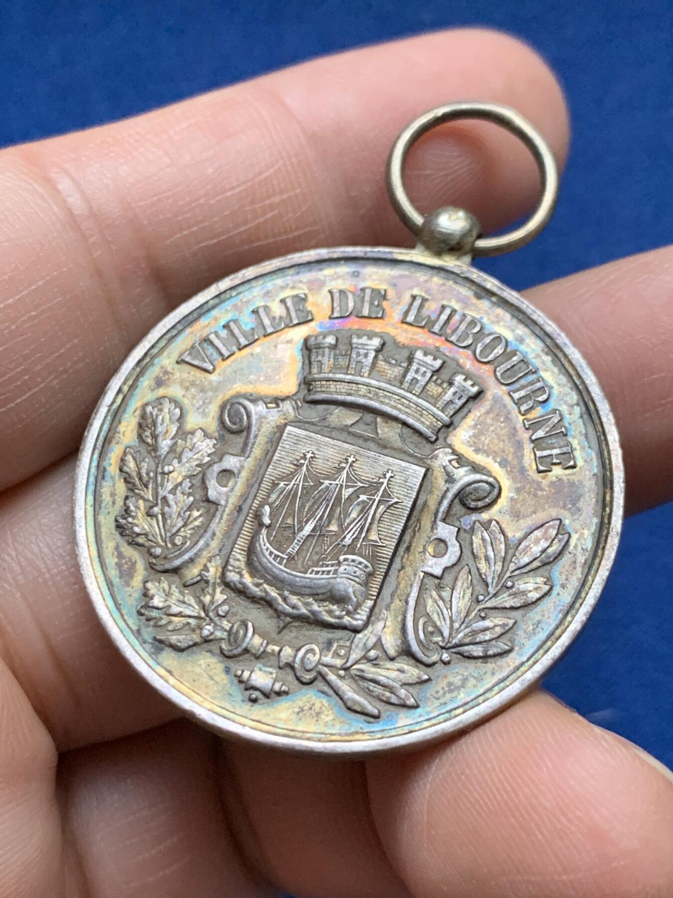 《竞宝斋》第375场 周日，周一，周二 3场连拍 （全场包邮） 法国利布尔讷银章，19.42g，36.8mm，野猪头戳在吊环上，边有轻磕