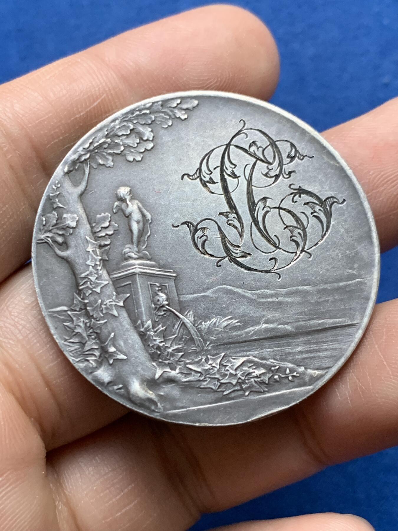 《竞宝斋》第375场 周日，周一，周二 3场连拍 （全场包邮） 法国O.Roty 婚姻与爱情纪念银章，32.18g，41.5mm，丰饶角边铭，背面6点方向有轻磕