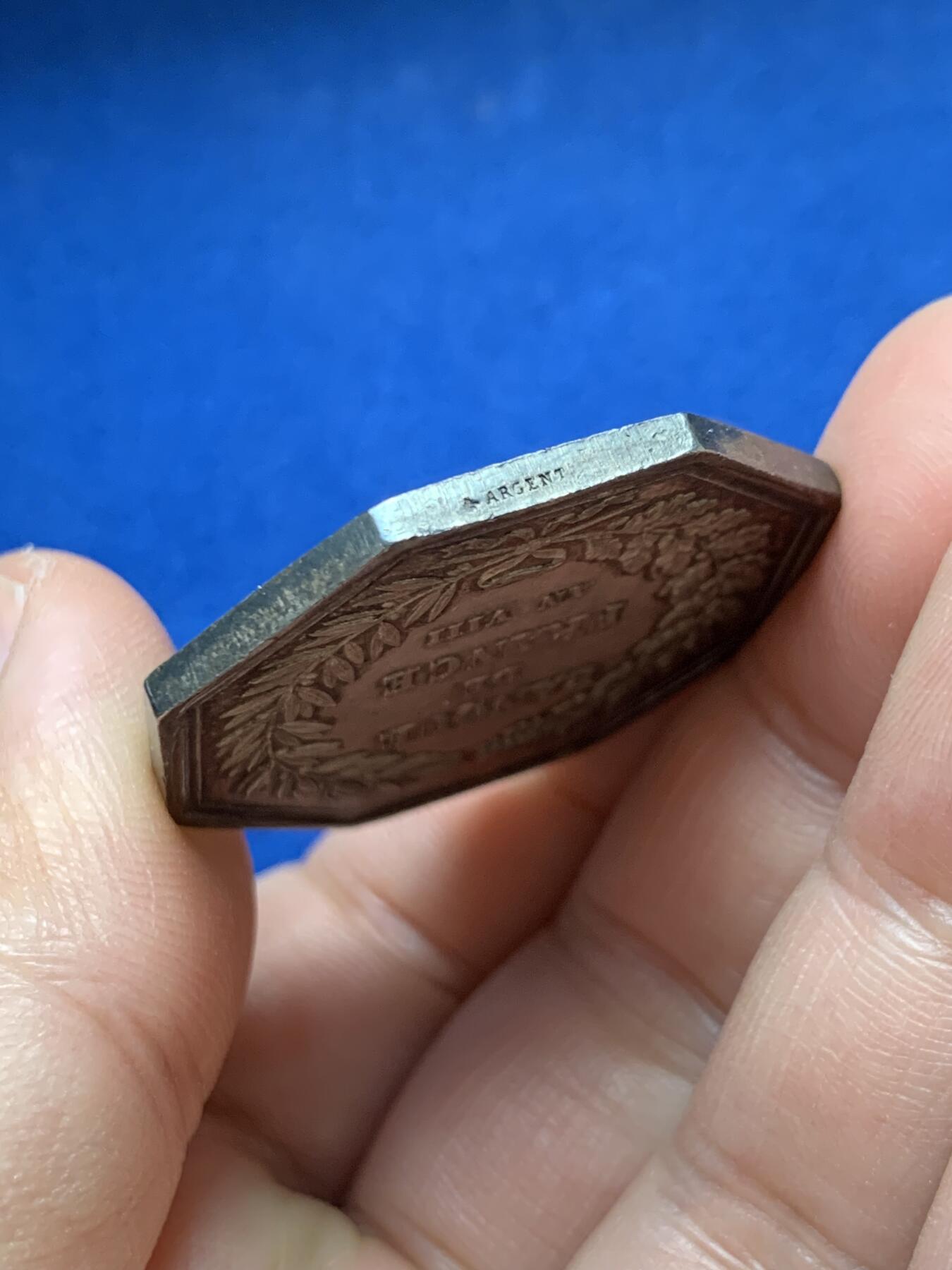 《竞宝斋》第375场 周日，周一，周二 3场连拍 （全场包邮） 法国法兰西银行八角银质代币，“智慧决定财富”，24.65g，36.5mm，蜜蜂边铭