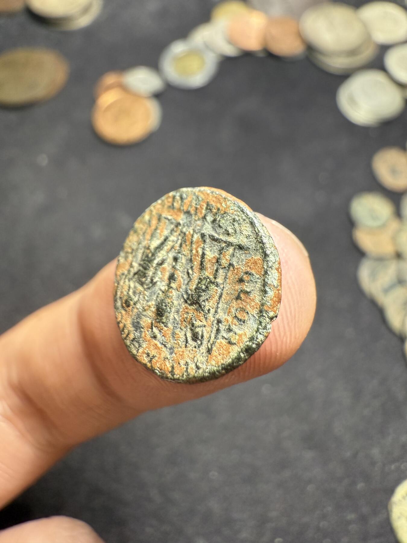 南宋泉阁俄币 外币 国币 专场第九期【送拍无额外佣金】 古罗马 公元337-340年 君士坦丁二世小铜币 士兵守护军旗 背逆 个头偏小但是头像打制清晰细节还不错 好品